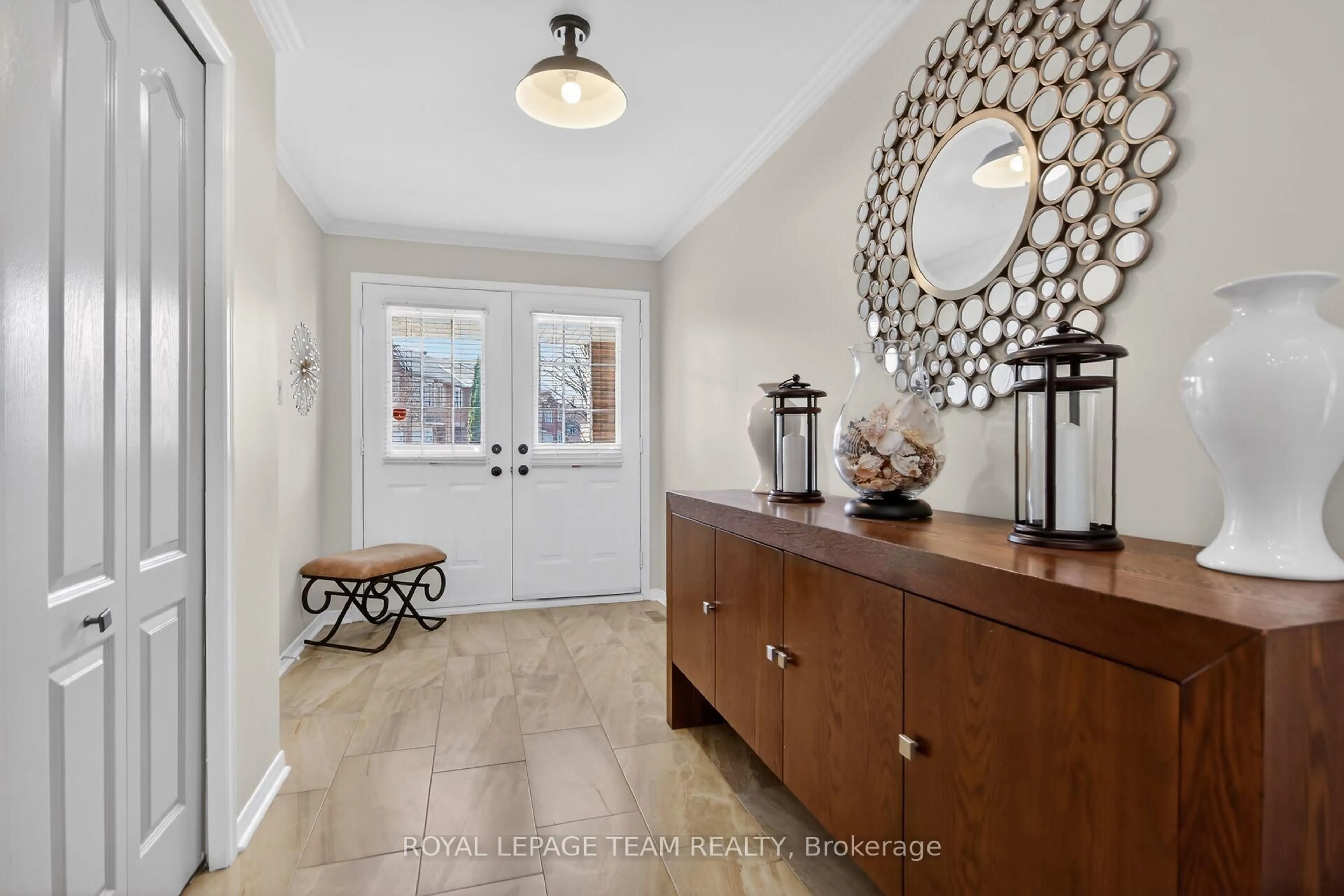 Indoor entryway for 124 Macassa Circ, Ottawa Ontario K2T 1J9