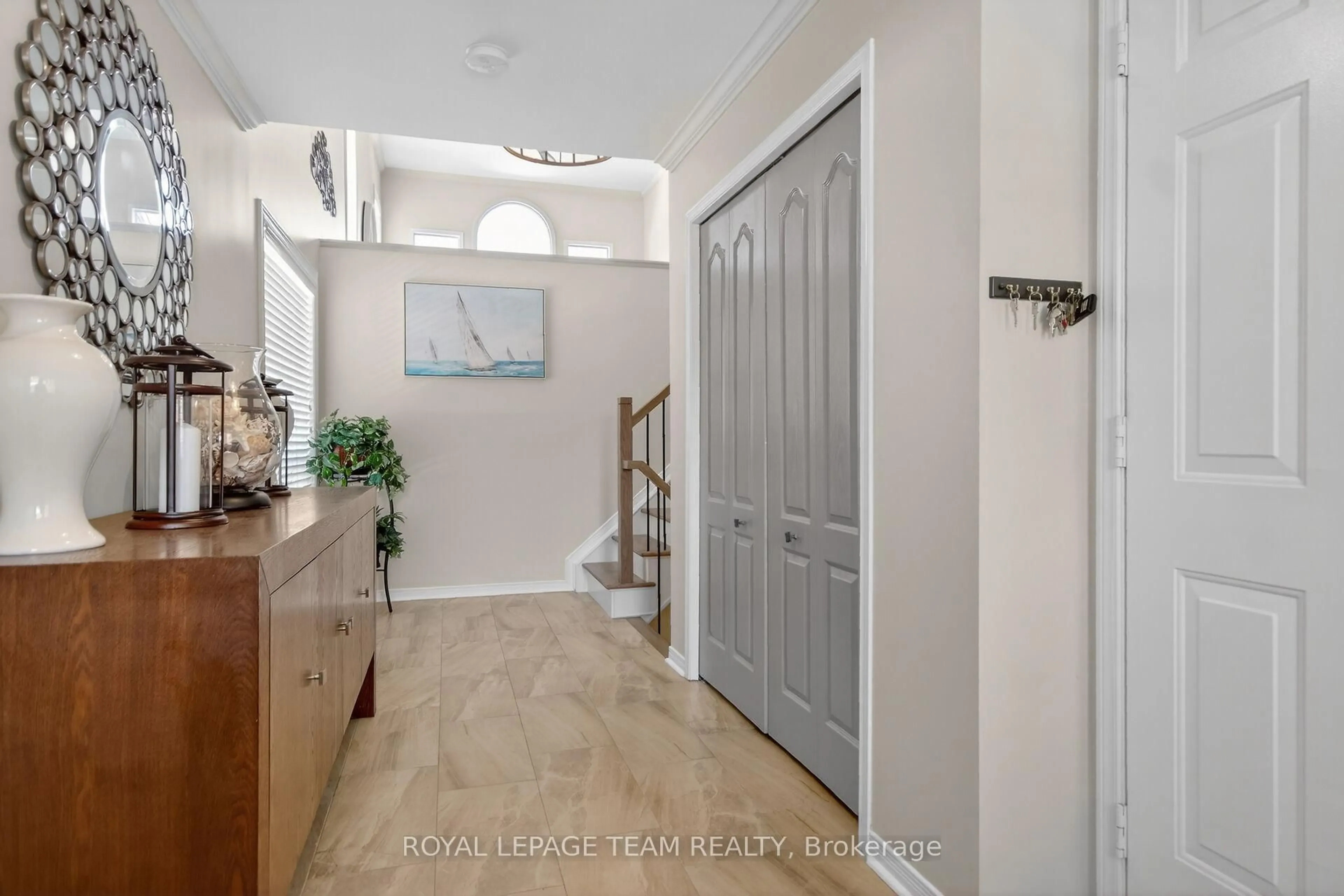 Indoor entryway for 124 Macassa Circ, Ottawa Ontario K2T 1J9