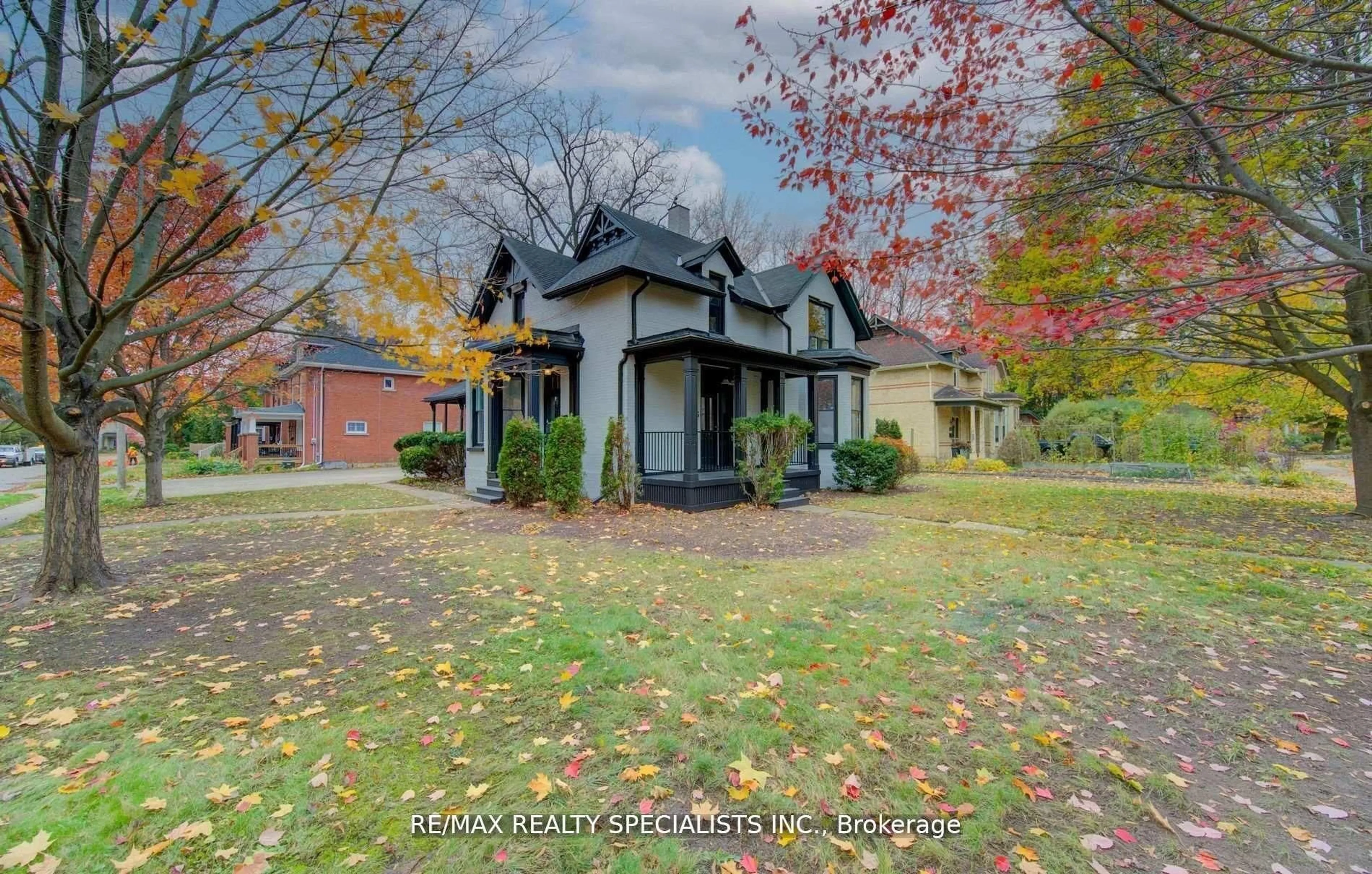 A pic from outside/outdoor area/front of a property/back of a property/a pic from drone, street for 22 Cathay St, Cambridge Ontario N1R 4V2