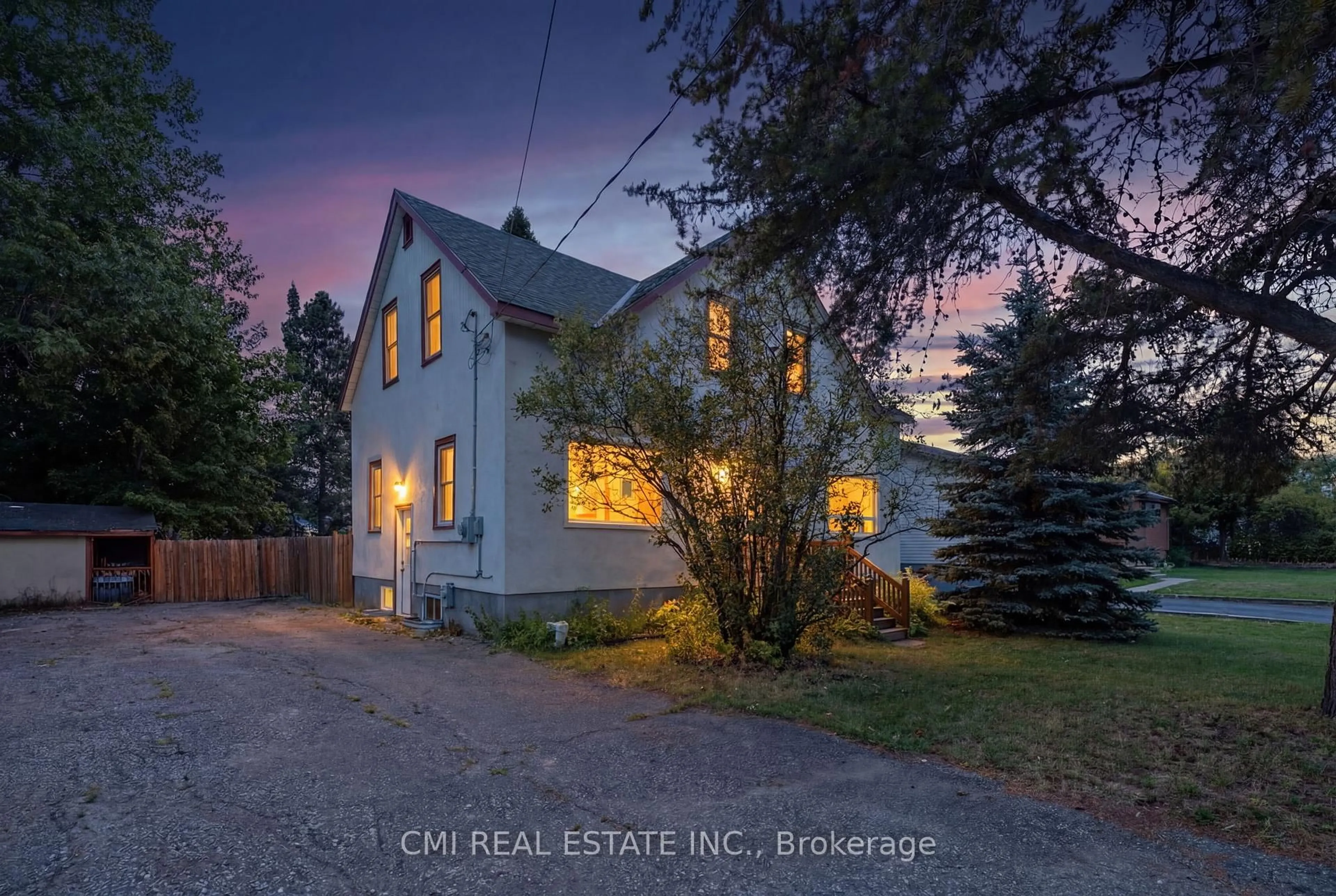 A pic from outside/outdoor area/front of a property/back of a property/a pic from drone, street for 68 Pine St, Thunder Bay Ontario P7A 5X3