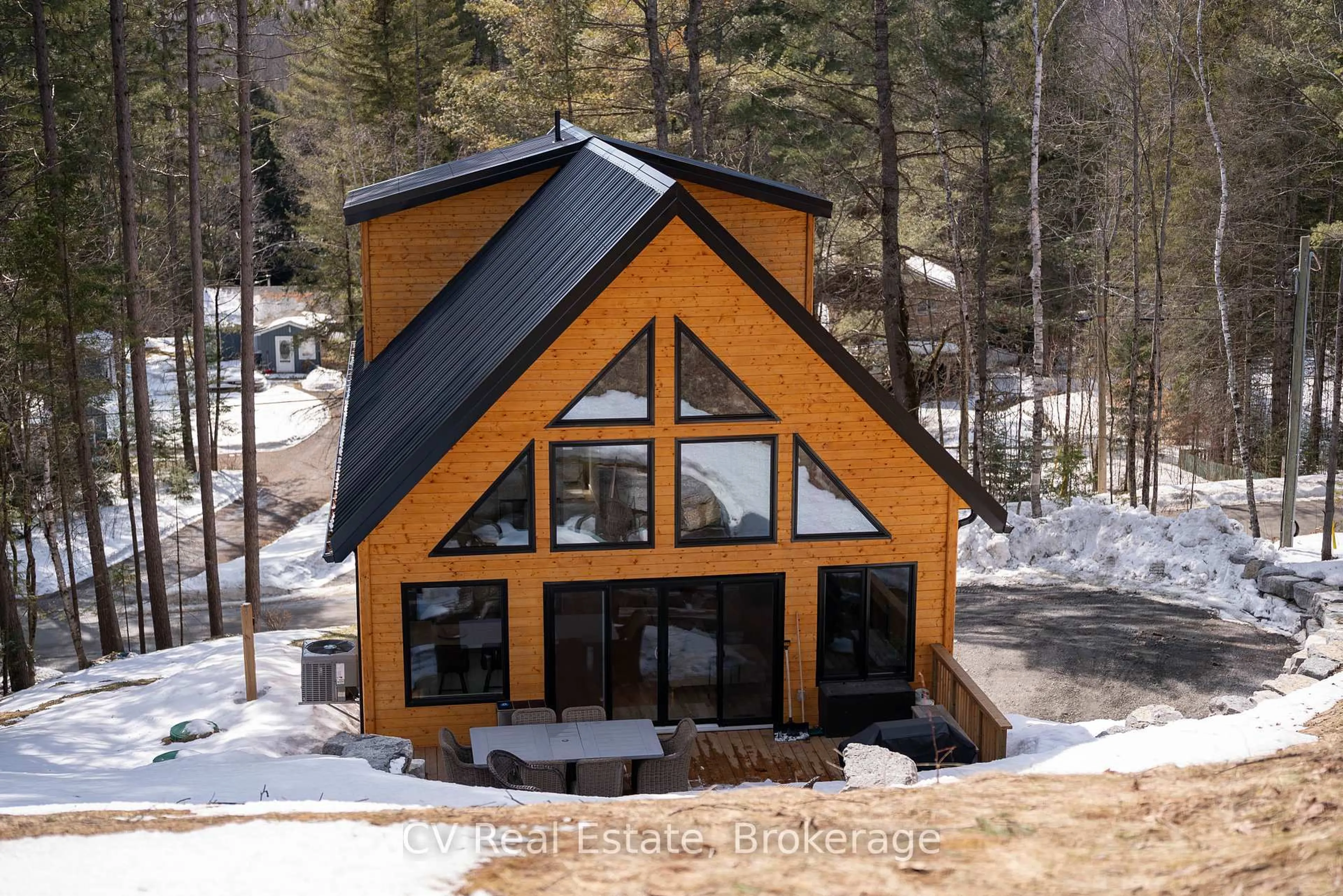 Home with vinyl exterior material, mountain view for 81 Balsam Chutes Rd, Huntsville Ontario P0B 1L0