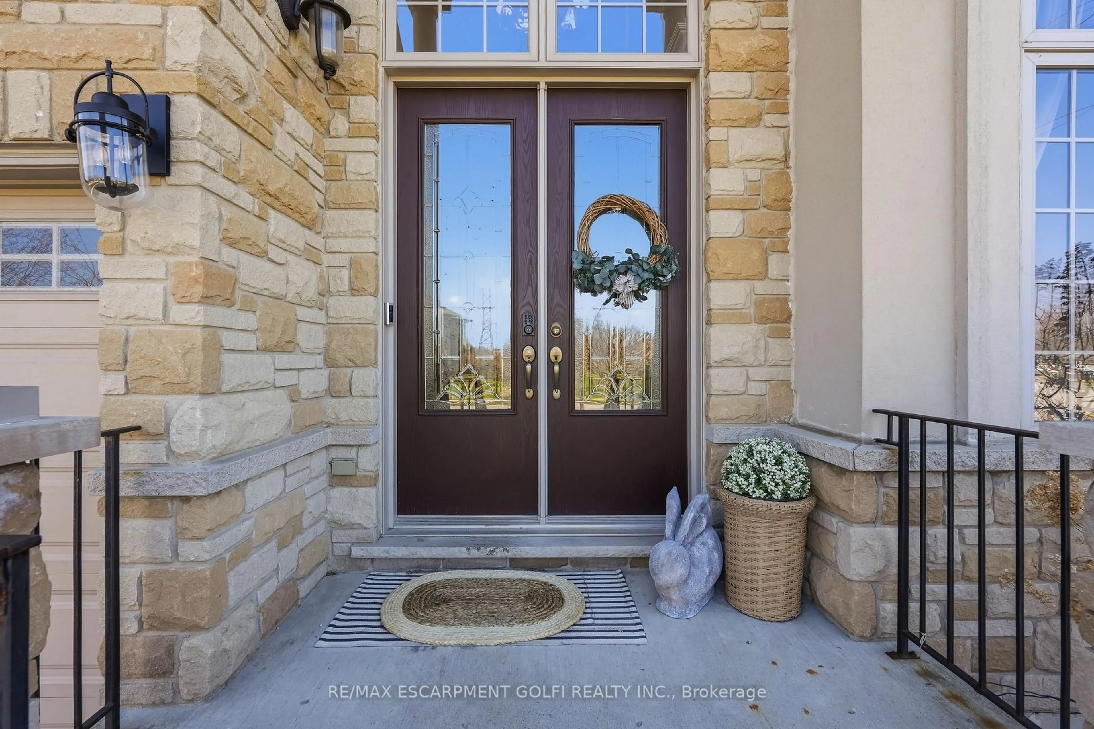 Indoor entryway for 240 Cloverleaf Dr, Hamilton Ontario L9K 1T2