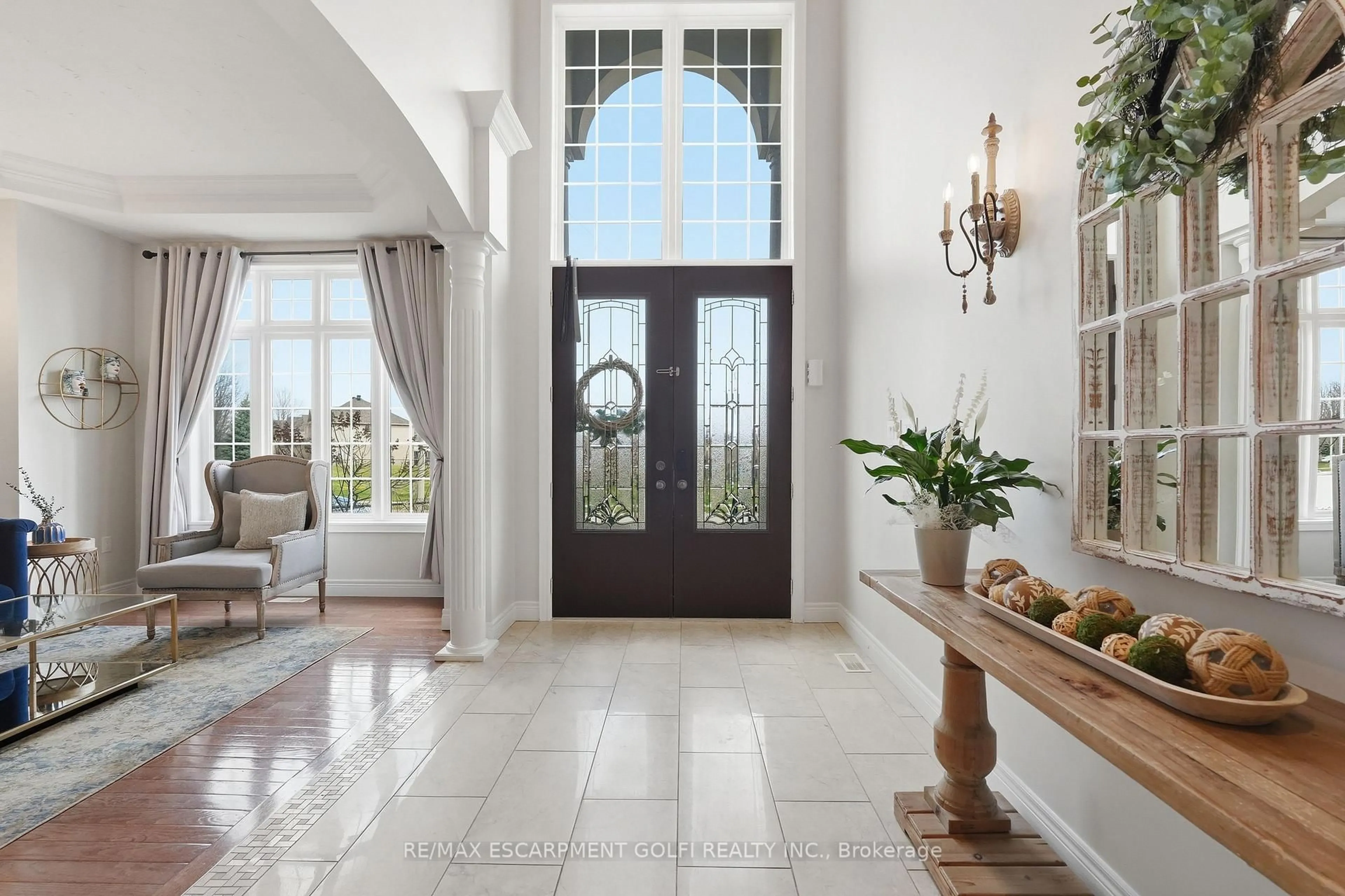 Indoor entryway for 240 Cloverleaf Dr, Hamilton Ontario L9K 1T2