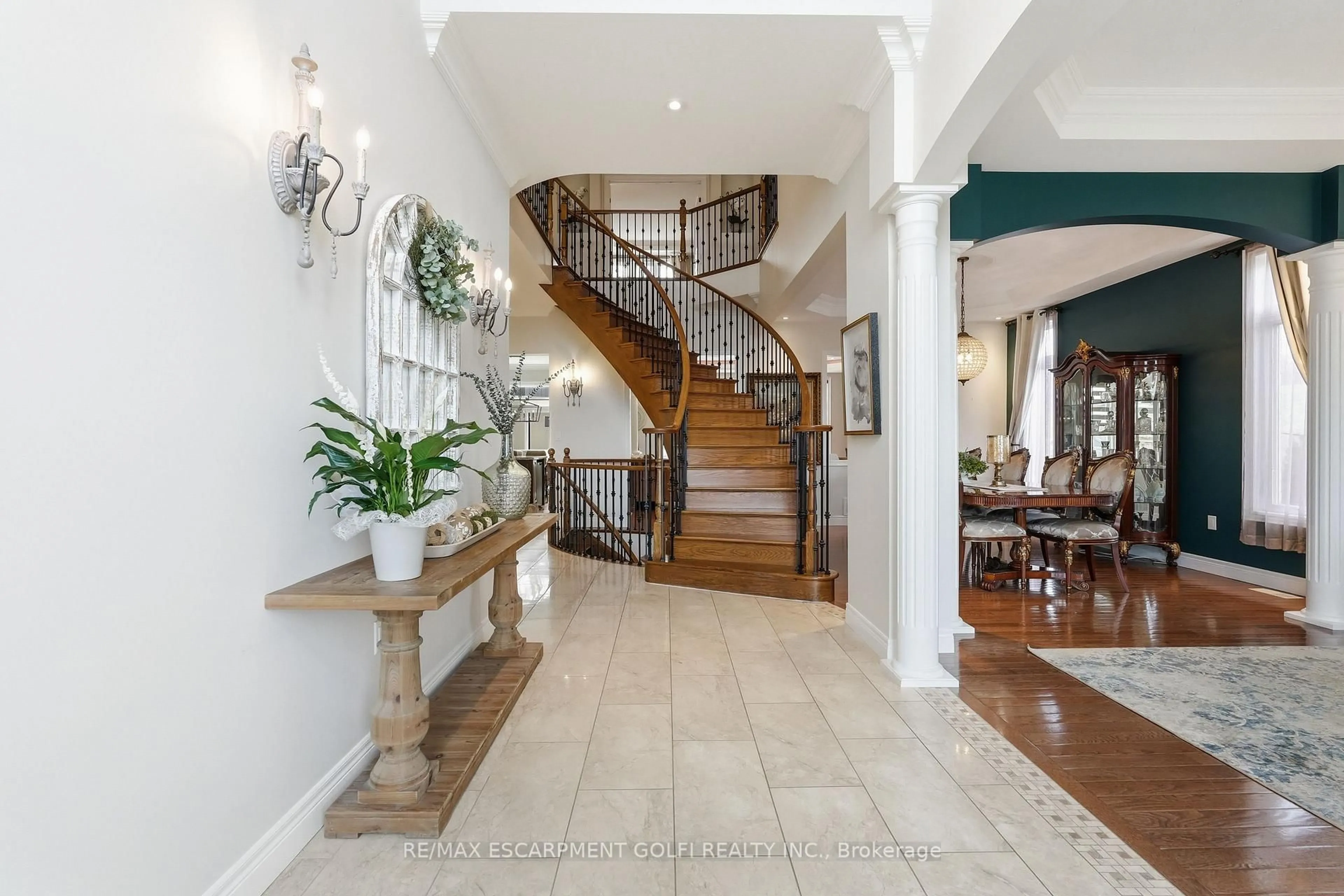 Indoor foyer for 240 Cloverleaf Dr, Hamilton Ontario L9K 1T2