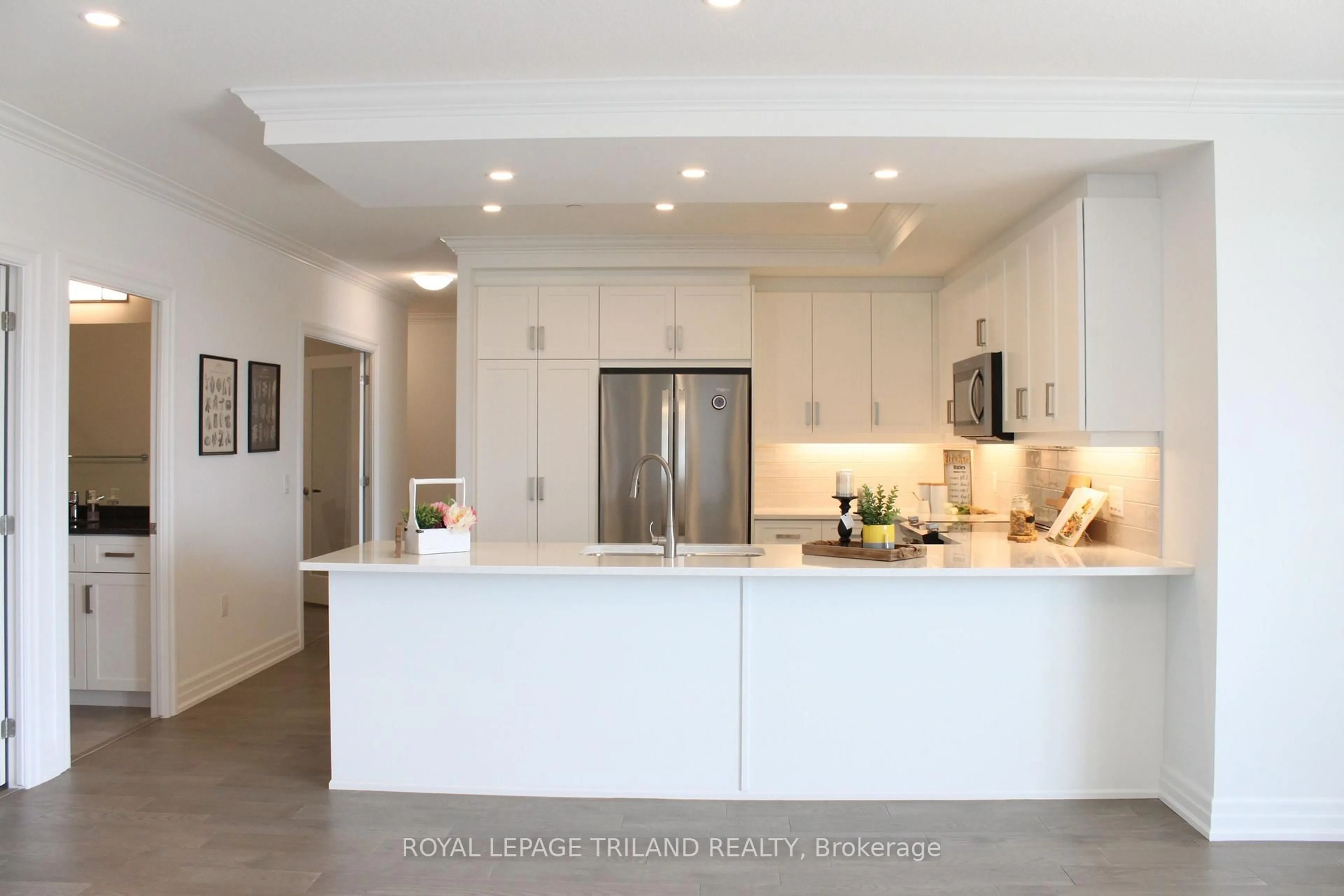 Contemporary kitchen, ceramic/tile floor for 480 Callaway Rd #505, London North Ontario N6G 0Z3