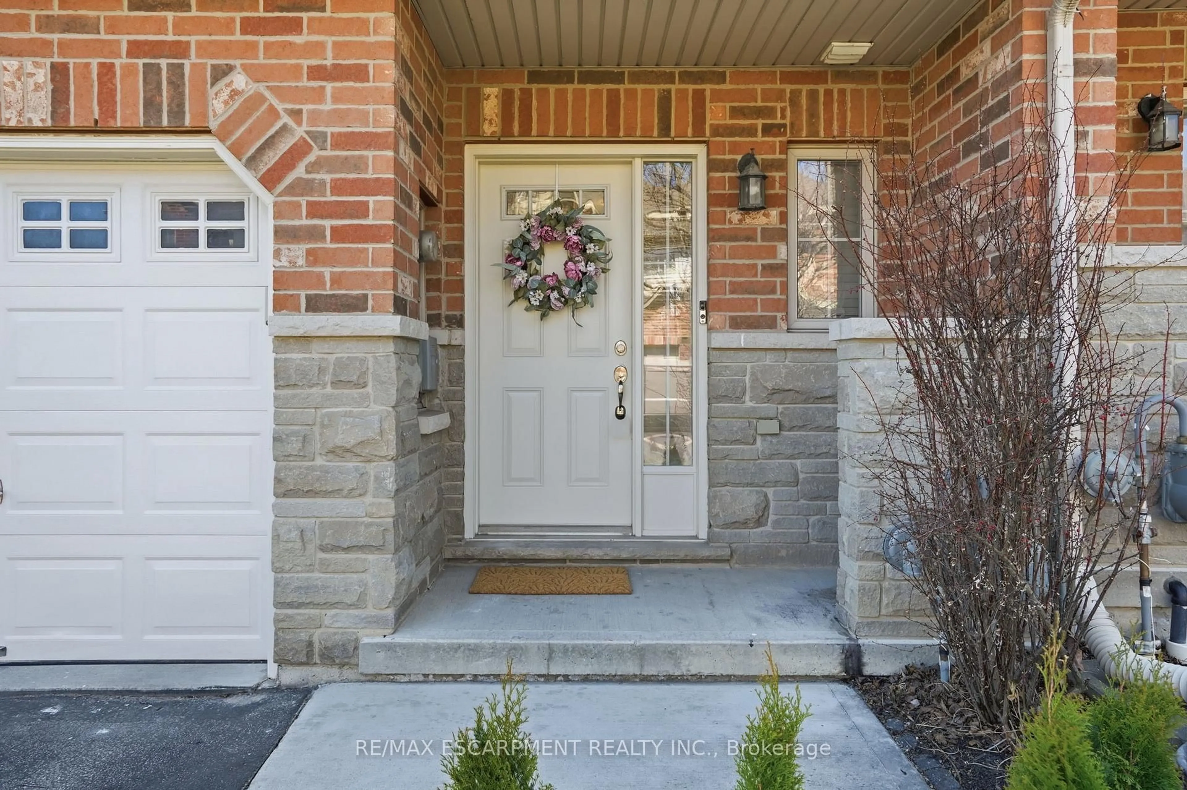 Indoor entryway for 13 Marina Point Cres, Hamilton Ontario L8E 0E4