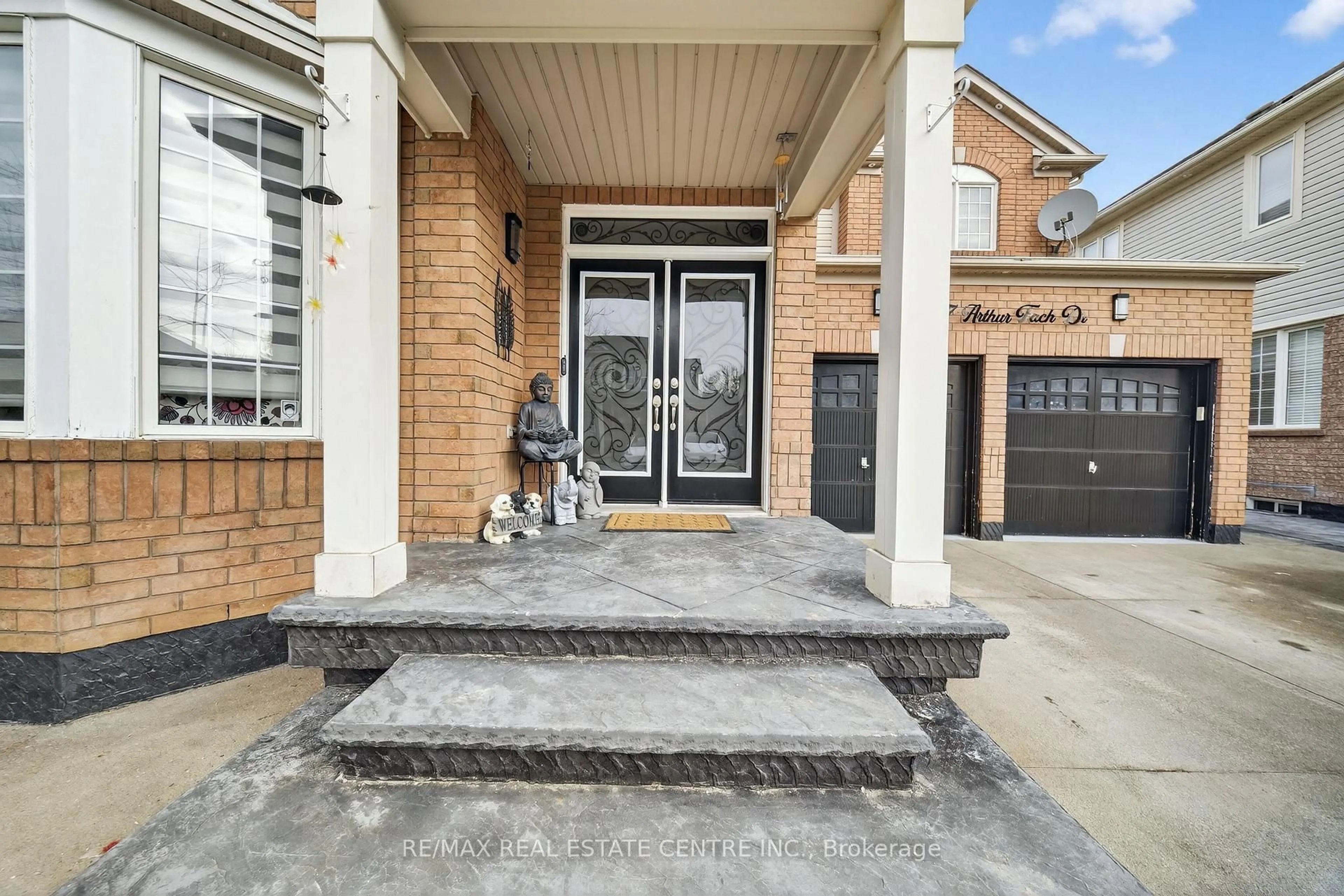 Indoor entryway for 207 Arthur Fach Dr, Cambridge Ontario N1T 2G2