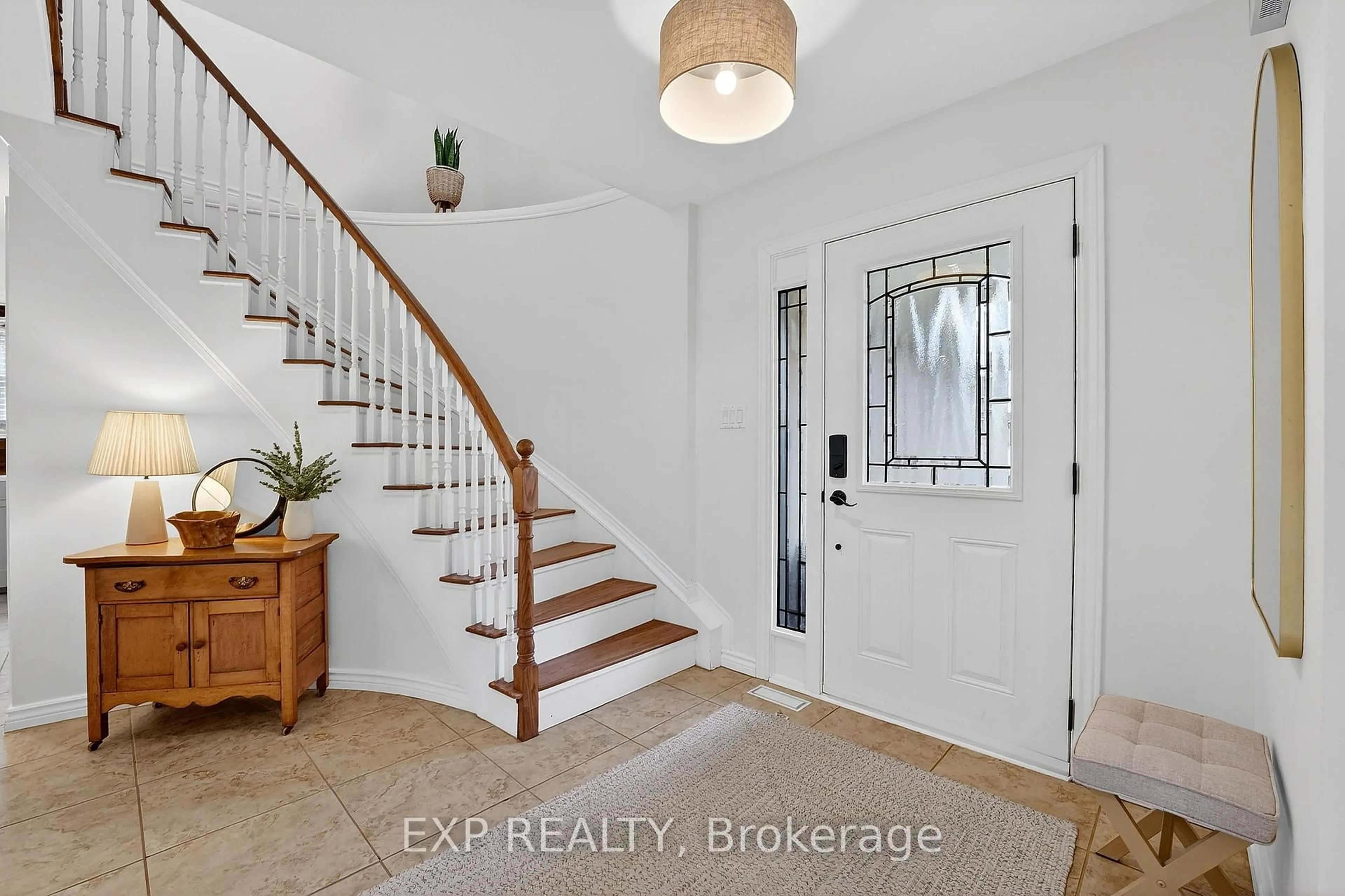 Indoor entryway for 28 Northwood Dr, Welland Ontario L3C 6R6