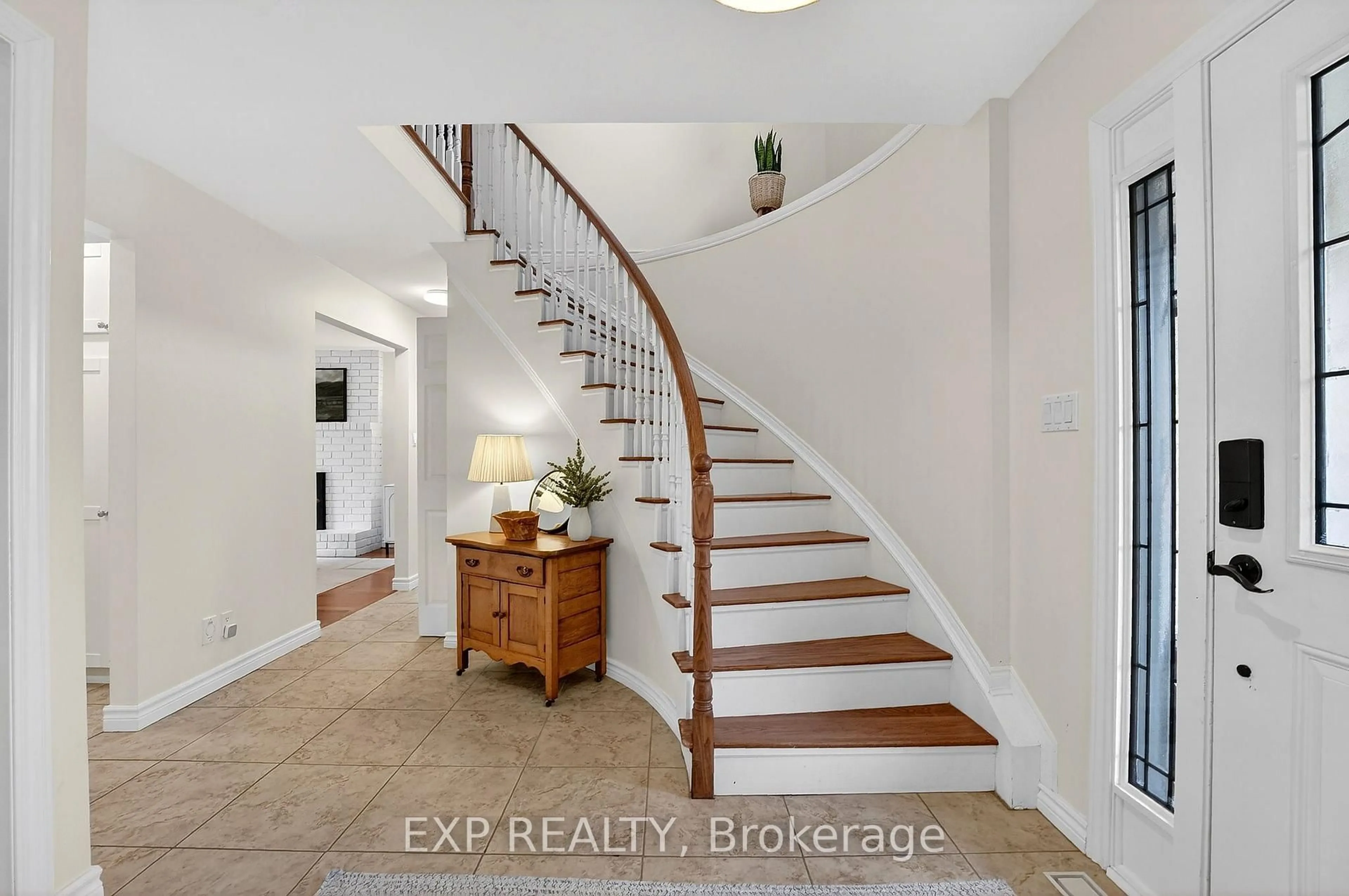 Indoor entryway for 28 Northwood Dr, Welland Ontario L3C 6R6