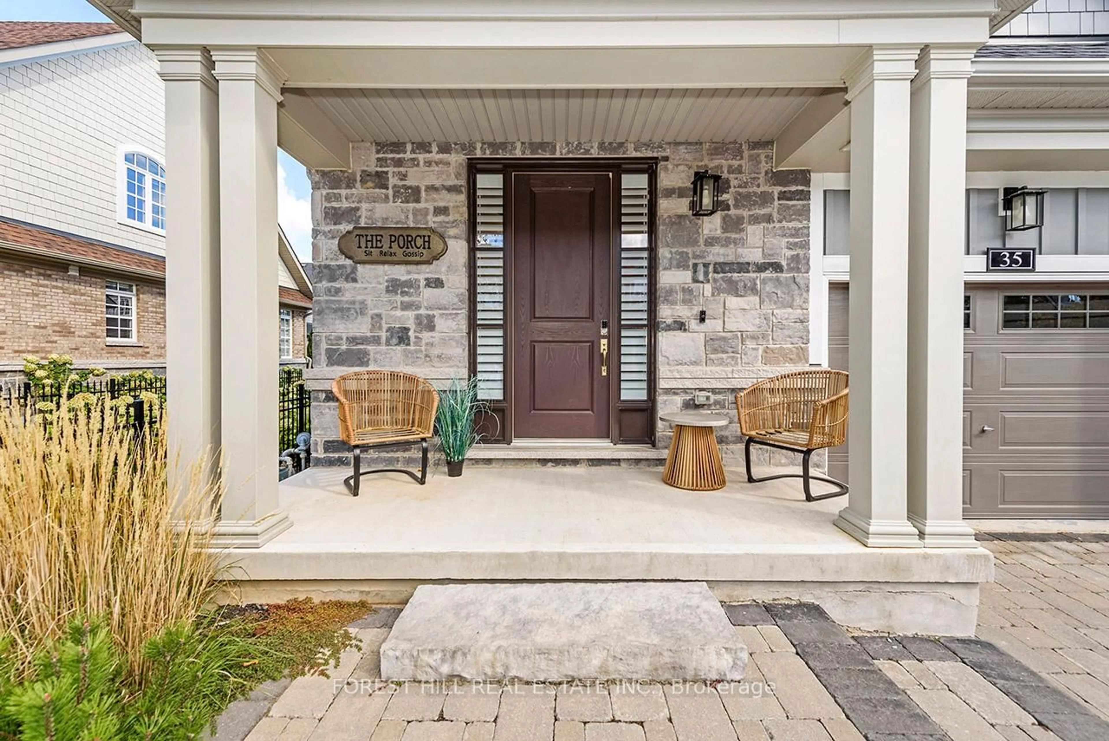 Indoor entryway for 35 Windsor Circ, Niagara-on-the-Lake Ontario L7S 1J0