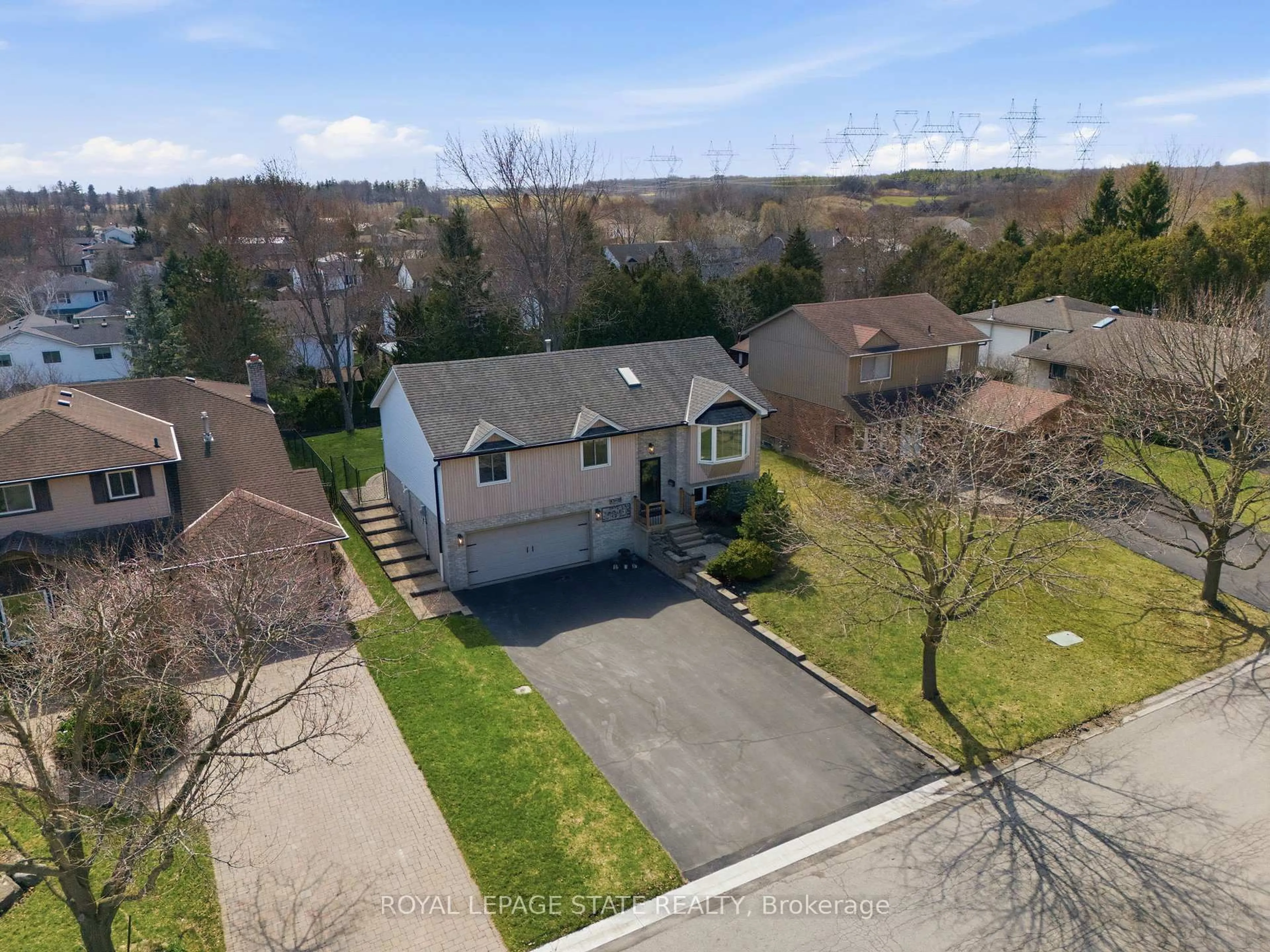 A pic from outside/outdoor area/front of a property/back of a property/a pic from drone, street for 303 Orkney St, Haldimand Ontario N3W 1A3