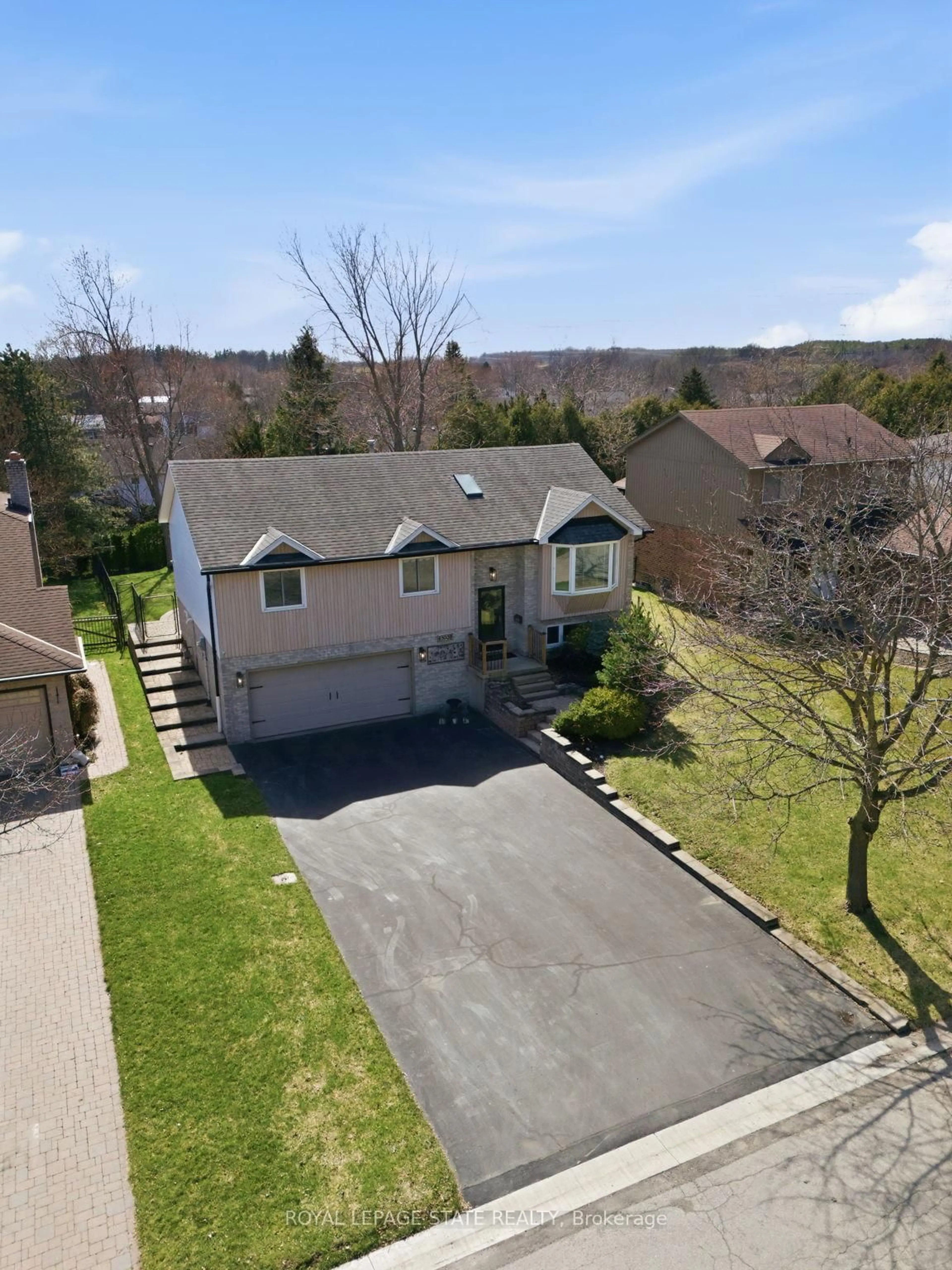 A pic from outside/outdoor area/front of a property/back of a property/a pic from drone, street for 303 Orkney St, Haldimand Ontario N3W 1A3