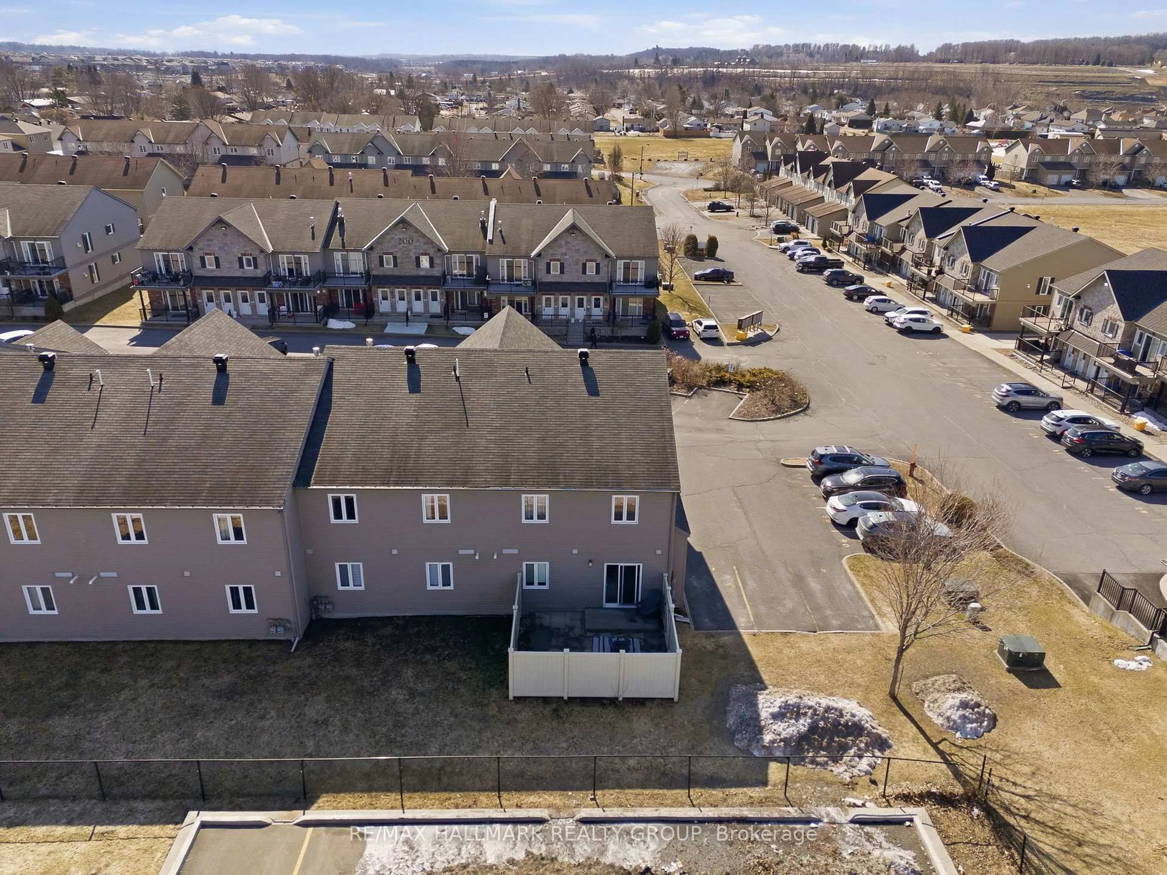 A pic from outside/outdoor area/front of a property/back of a property/a pic from drone, street for 201 ELIOT St #401, Clarence-Rockland Ontario K4K 0G5