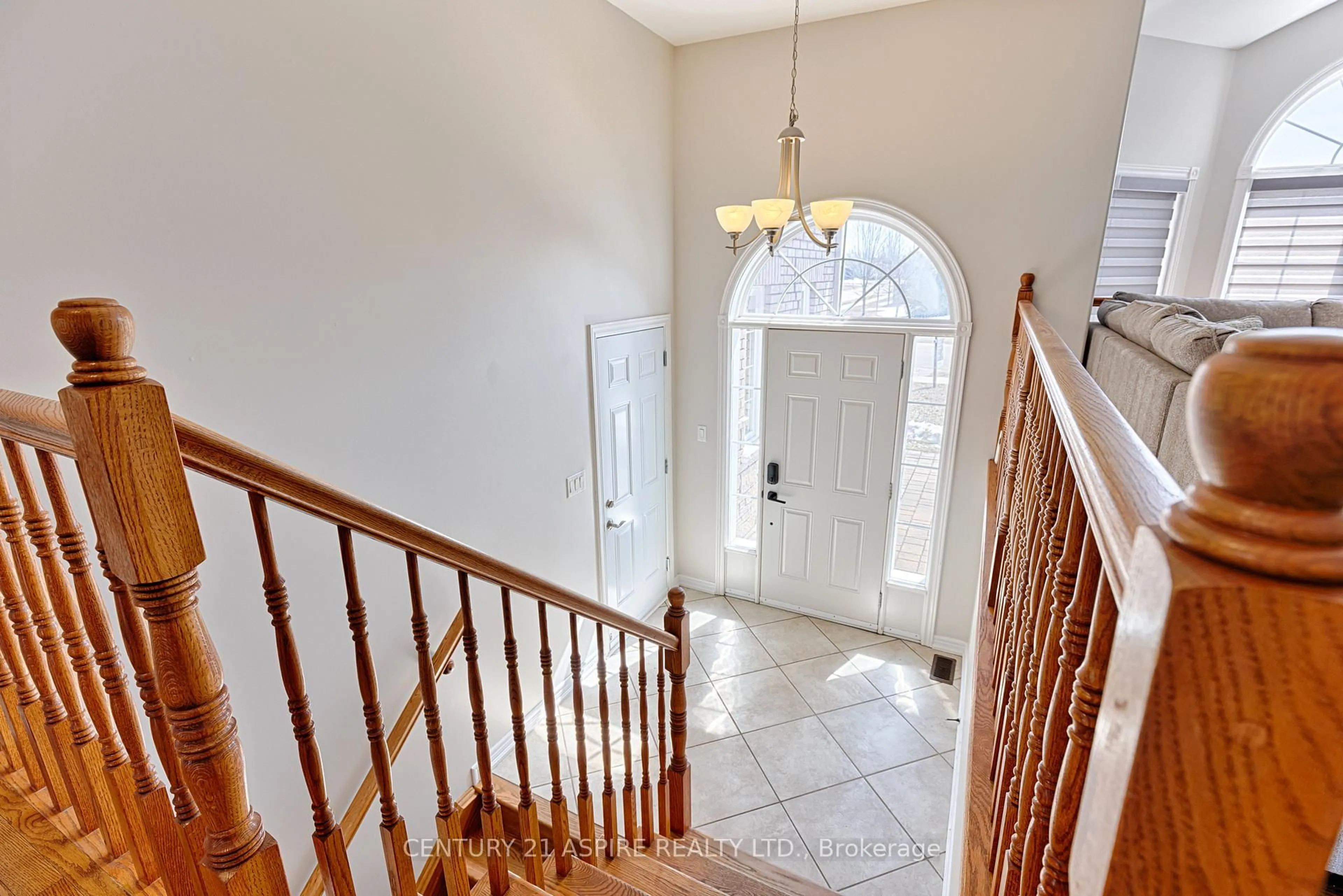 Indoor entryway for 1030 Limestone Tr, Petawawa Ontario K8H 0A5