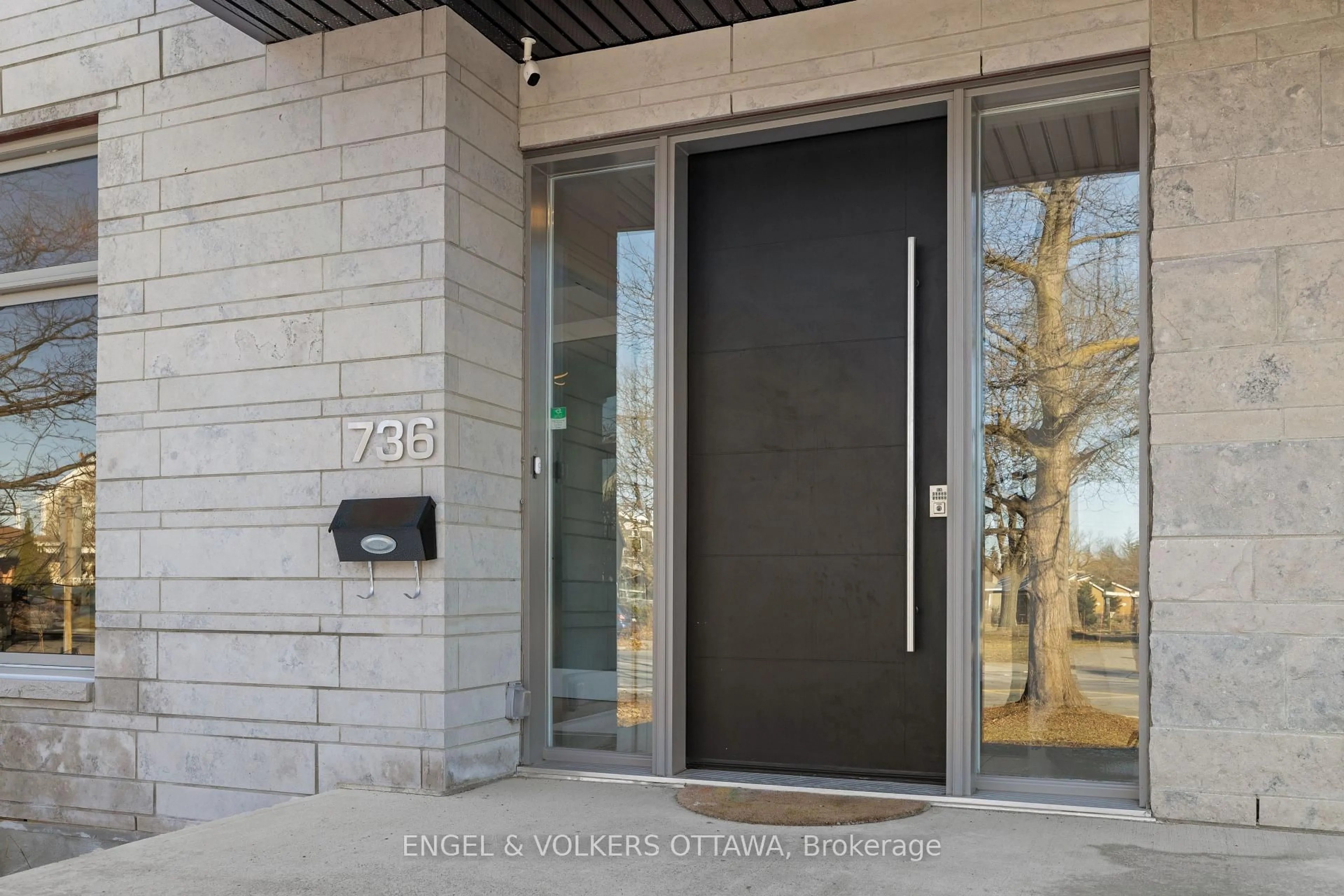 Indoor entryway for 736 Sherbourne Rd, Ottawa Ontario K2A 3H5