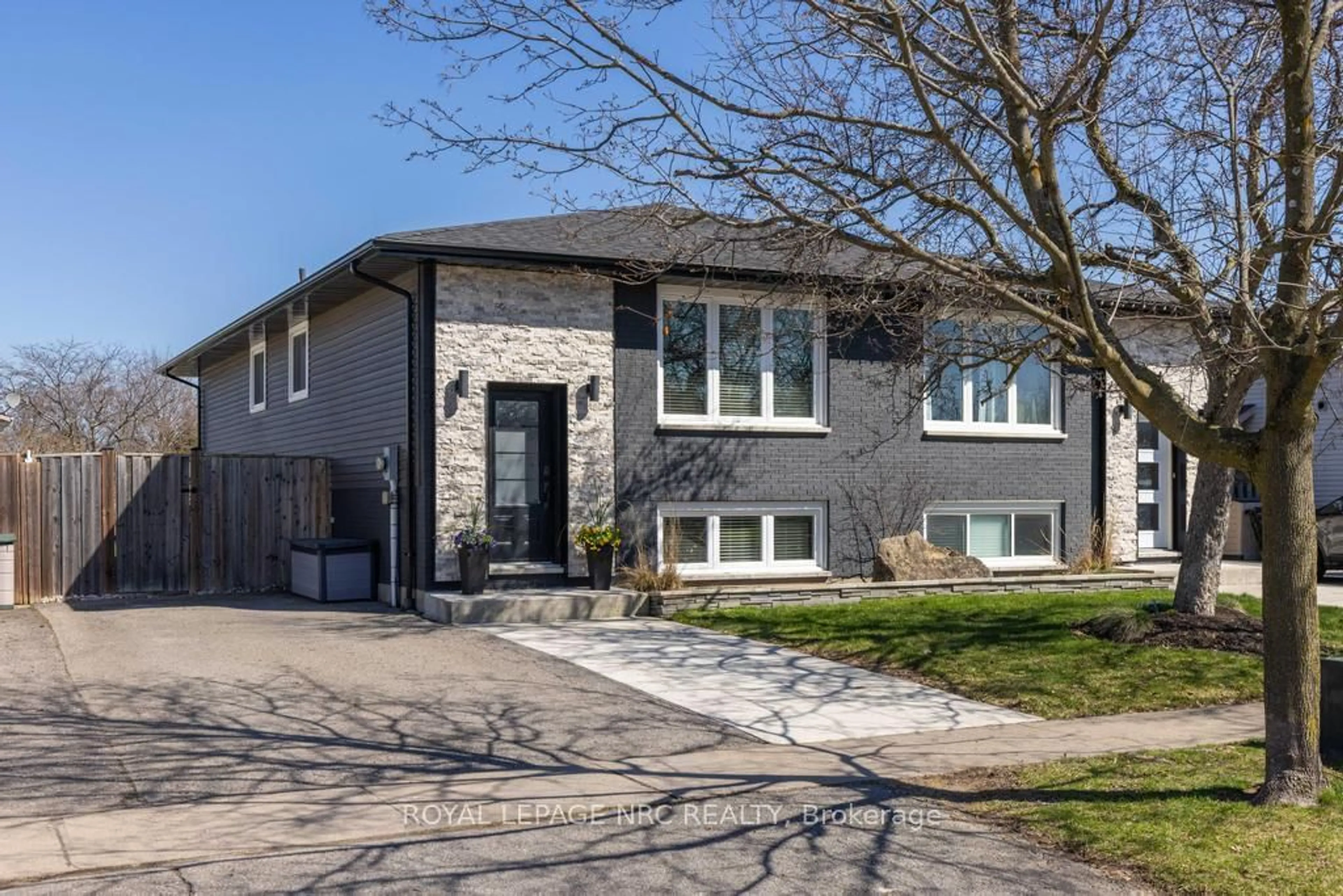 Home with brick exterior material, street for 22 Fox Trail Dr, St. Catharines Ontario L2S 3T7