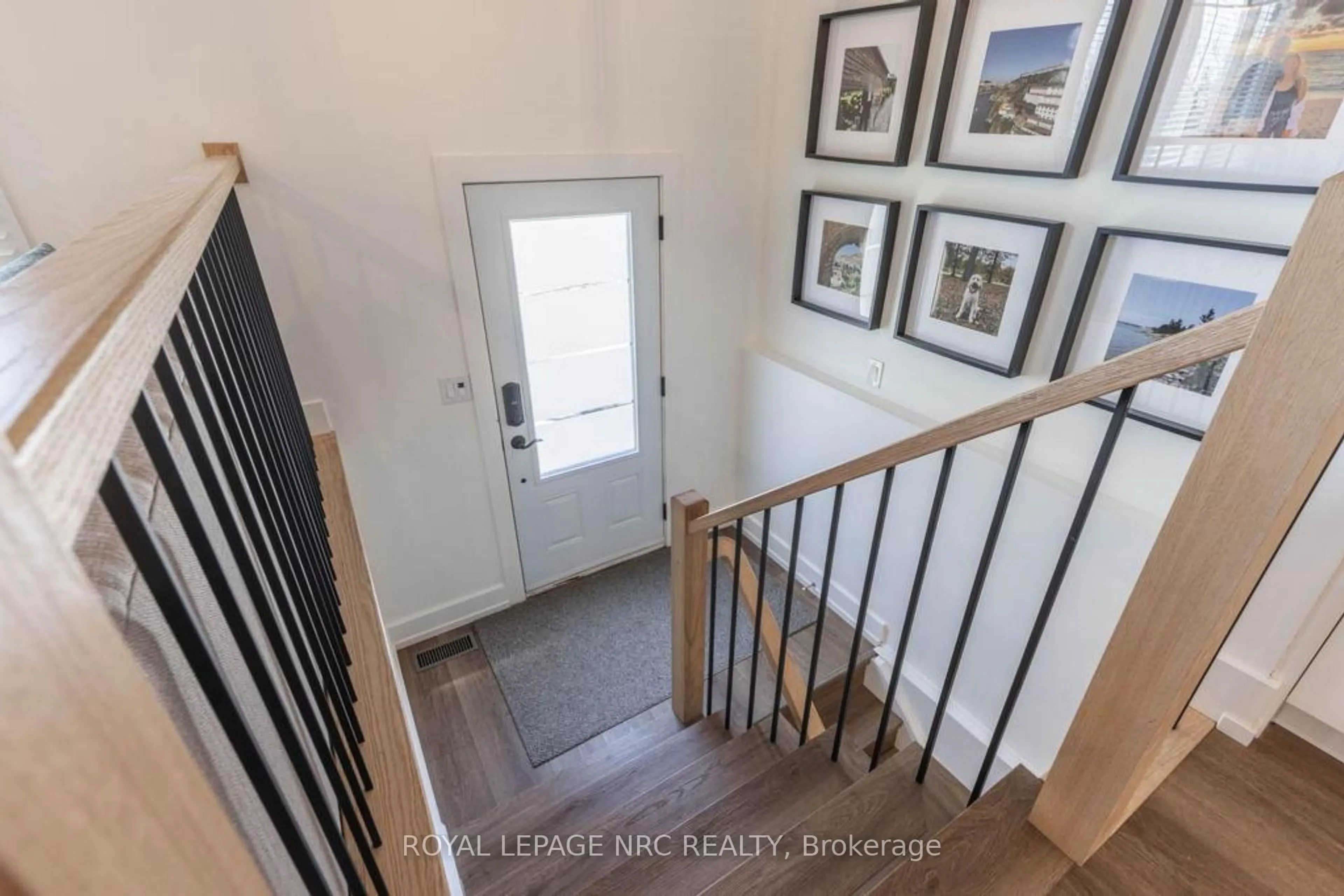 Indoor entryway for 22 Fox Trail Dr, St. Catharines Ontario L2S 3T7