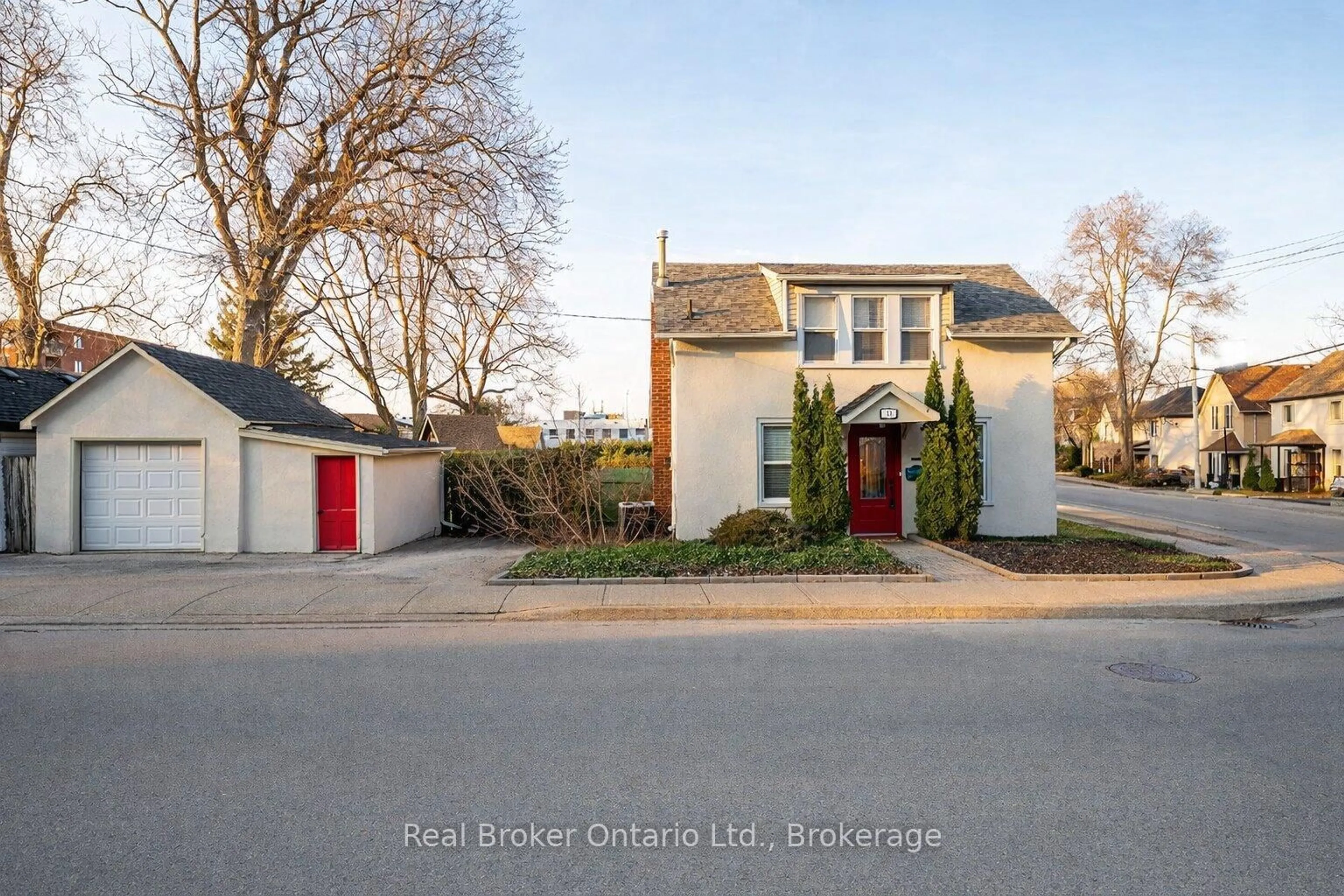 A pic from outside/outdoor area/front of a property/back of a property/a pic from drone, street for 15 Maple Ave, Hamilton Ontario L8G 2P1