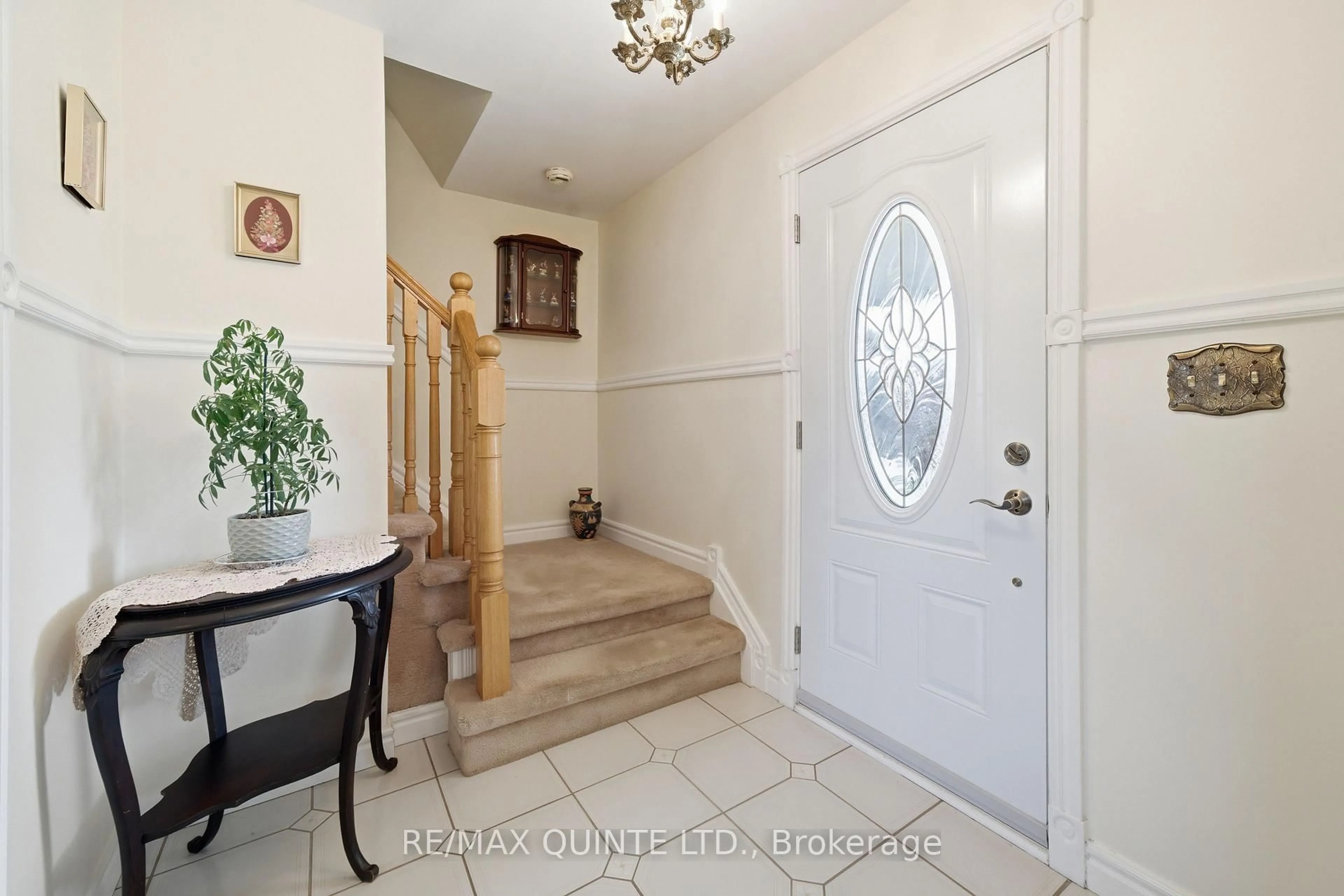 Indoor entryway for 19 Country Club Dr, Quinte West Ontario K8R 1B4