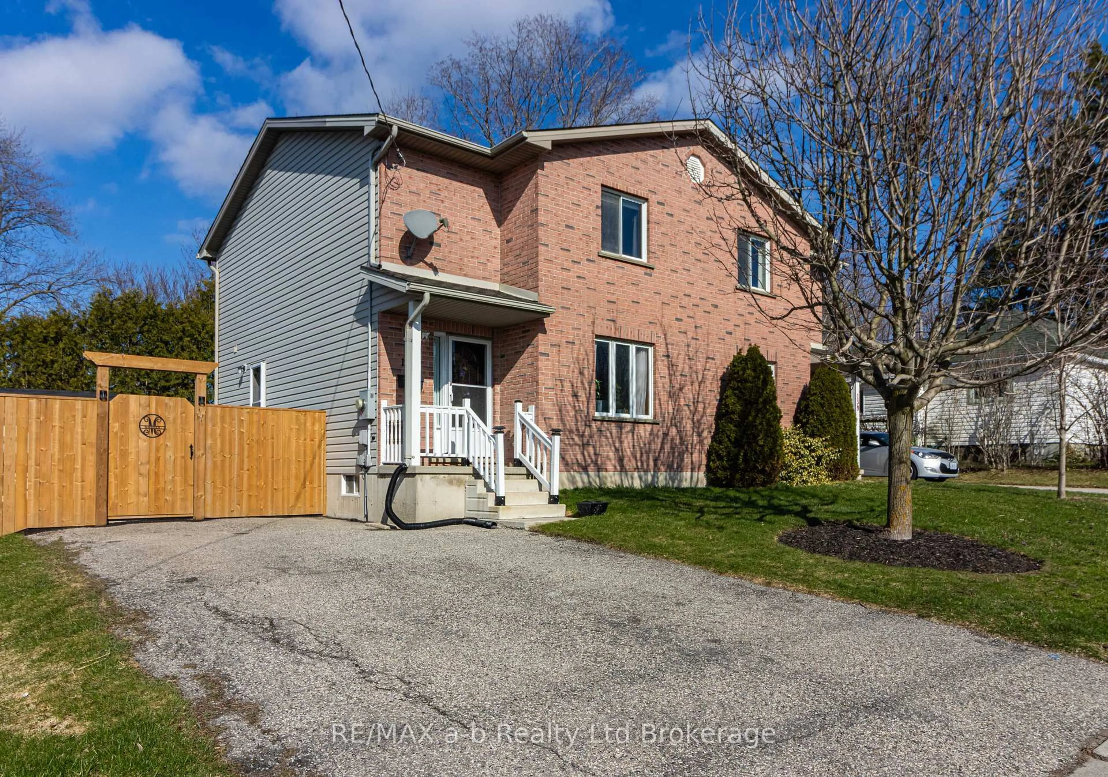A pic from outside/outdoor area/front of a property/back of a property/a pic from drone, street for 137 Whiting St, Ingersoll Ontario N5C 3B2