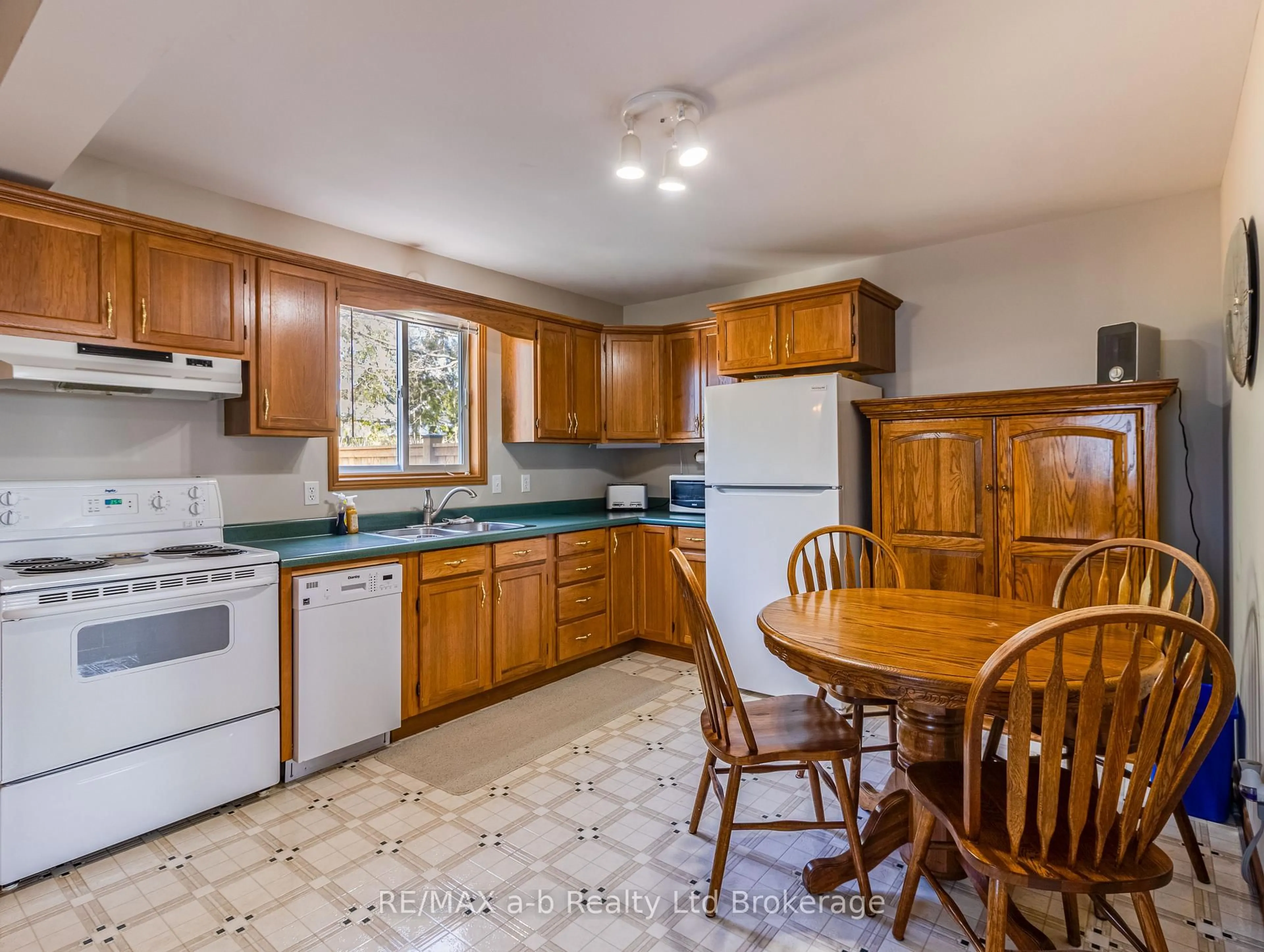 Standard kitchen, unknown for 137 Whiting St, Ingersoll Ontario N5C 3B2