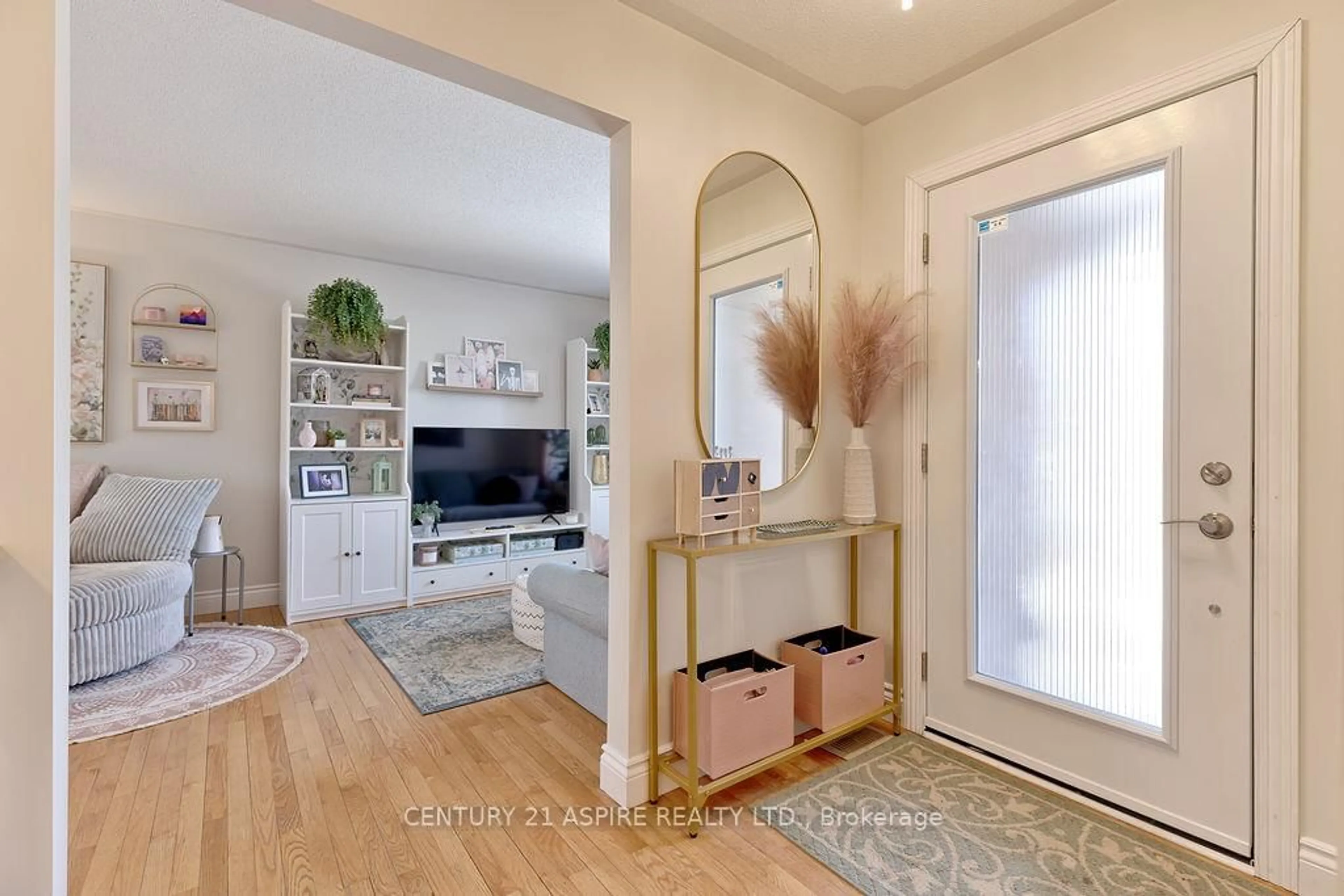 Indoor entryway for 32 Bayshore Dr, Petawawa Ontario K8H 3R7