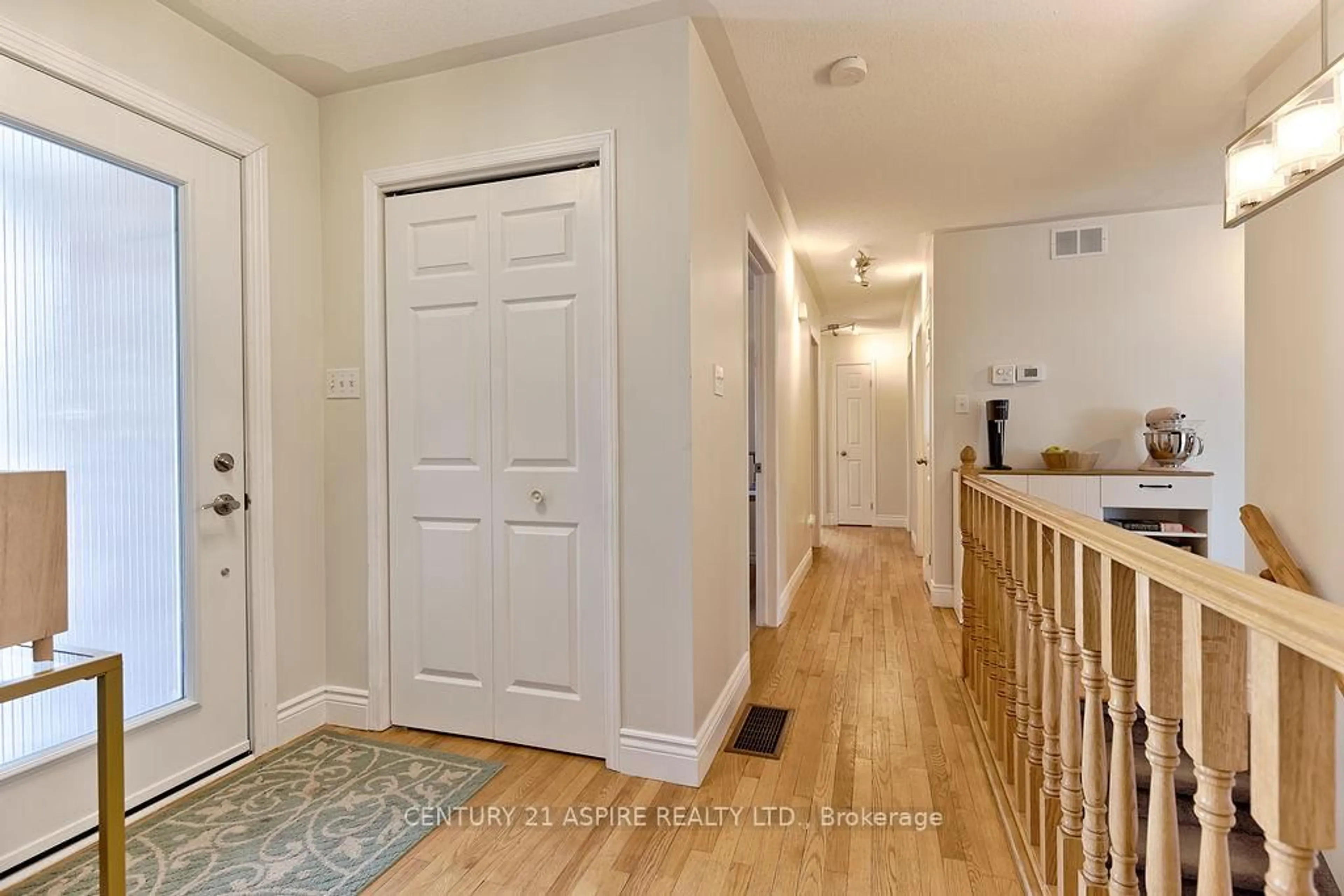 Indoor entryway for 32 Bayshore Dr, Petawawa Ontario K8H 3R7