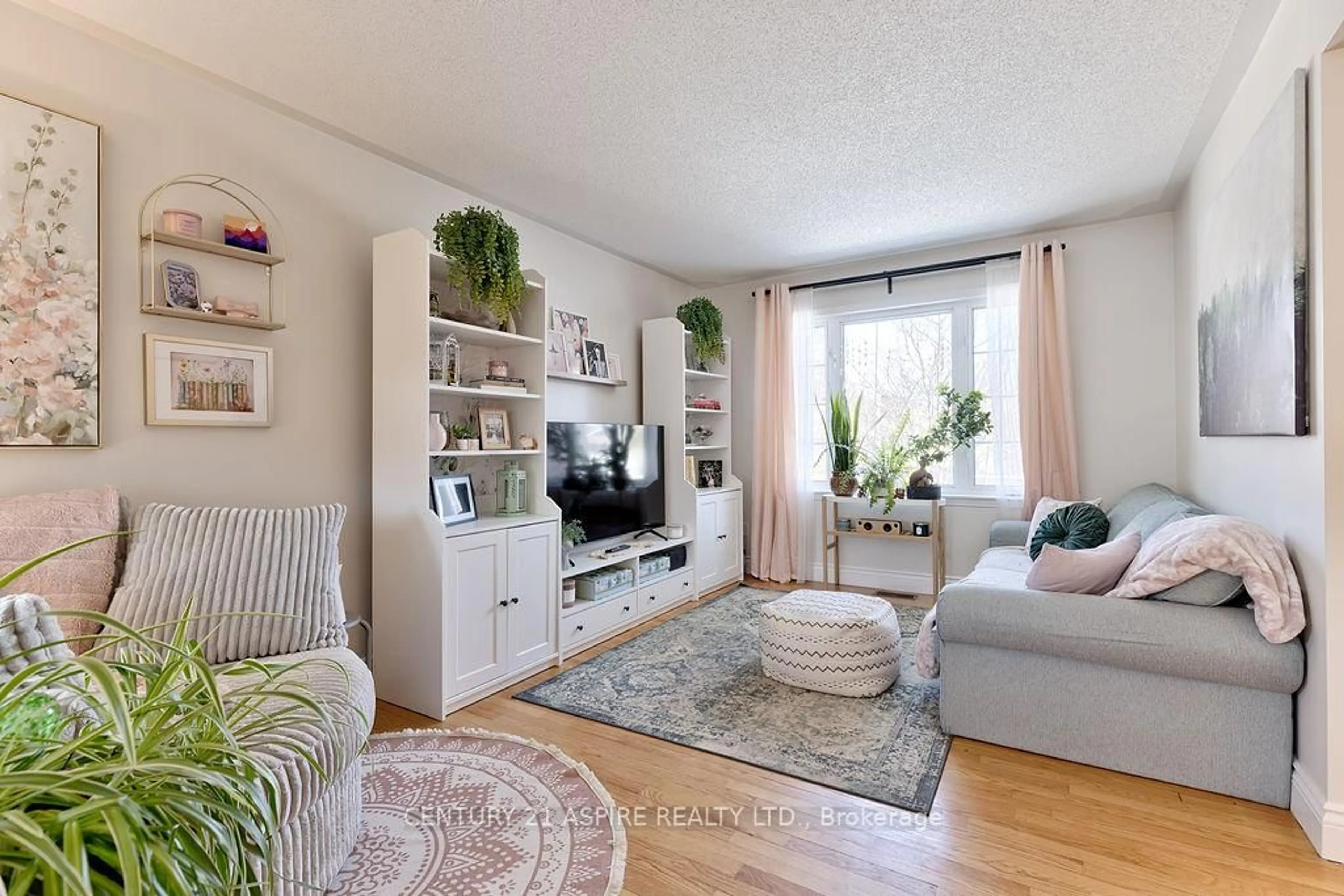 Living room with furniture, wood/laminate floor for 32 Bayshore Dr, Petawawa Ontario K8H 3R7