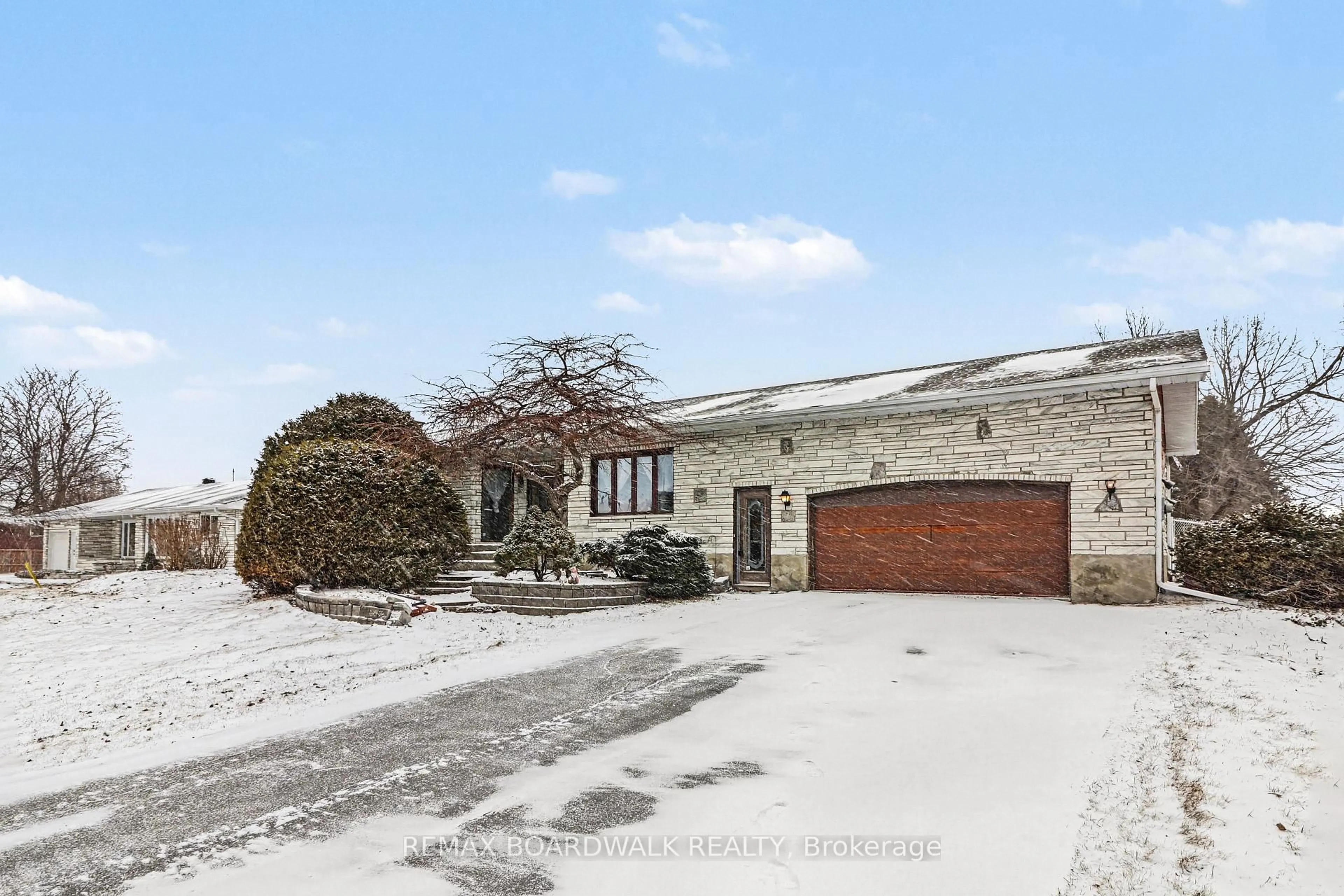 A pic from outside/outdoor area/front of a property/back of a property/a pic from drone, street for 687 Duhamel St, Casselman Ontario K0A 1M0