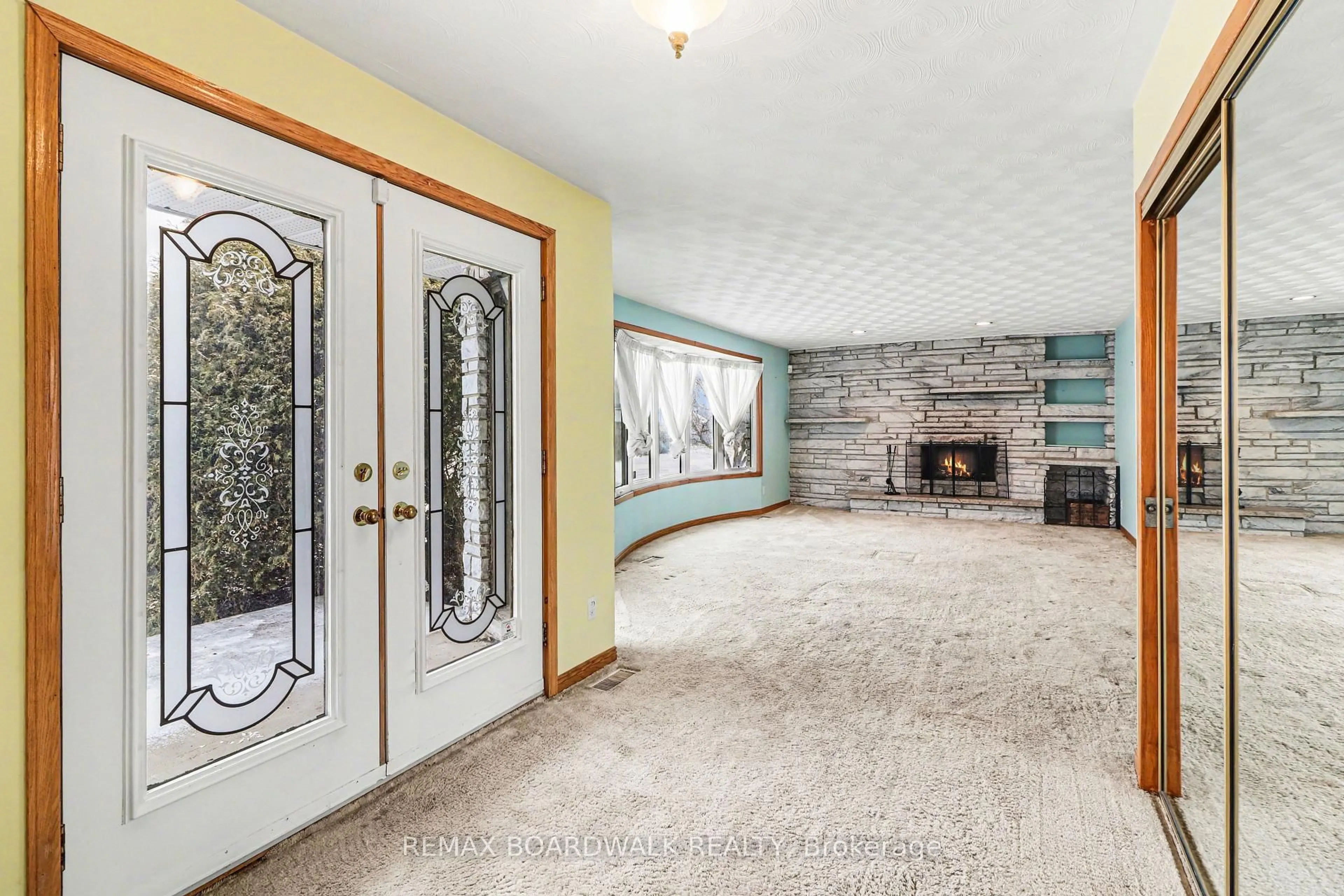 Indoor foyer for 687 Duhamel St, Casselman Ontario K0A 1M0