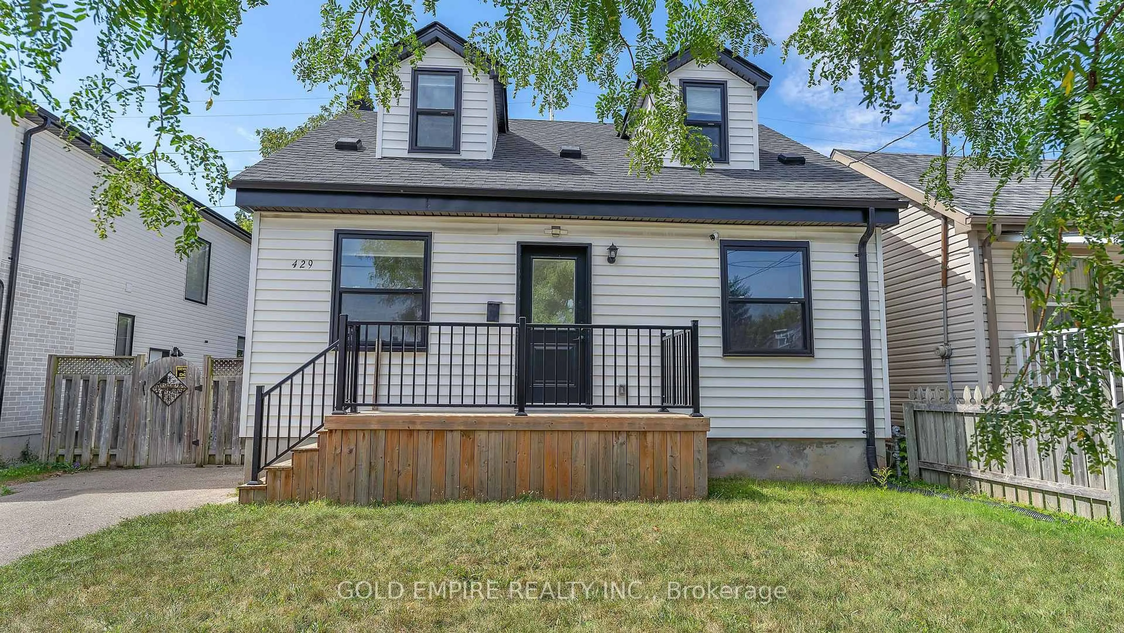 Home with vinyl exterior material, street for 429 Saul St, London East Ontario N5W 4T4