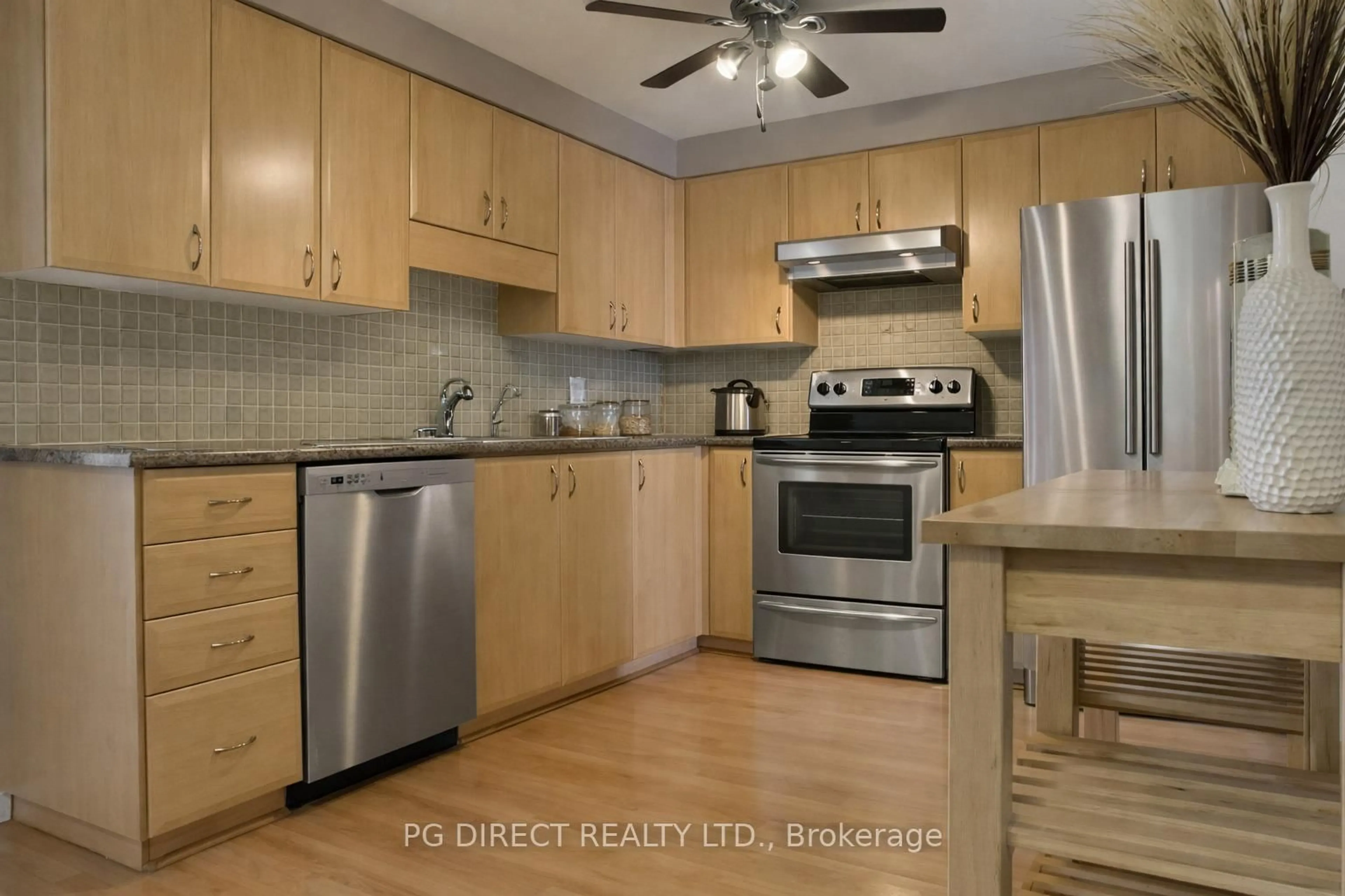 Standard kitchen, unknown for 100 Foxglove Cres, Kitchener Ontario N2E 3Y9