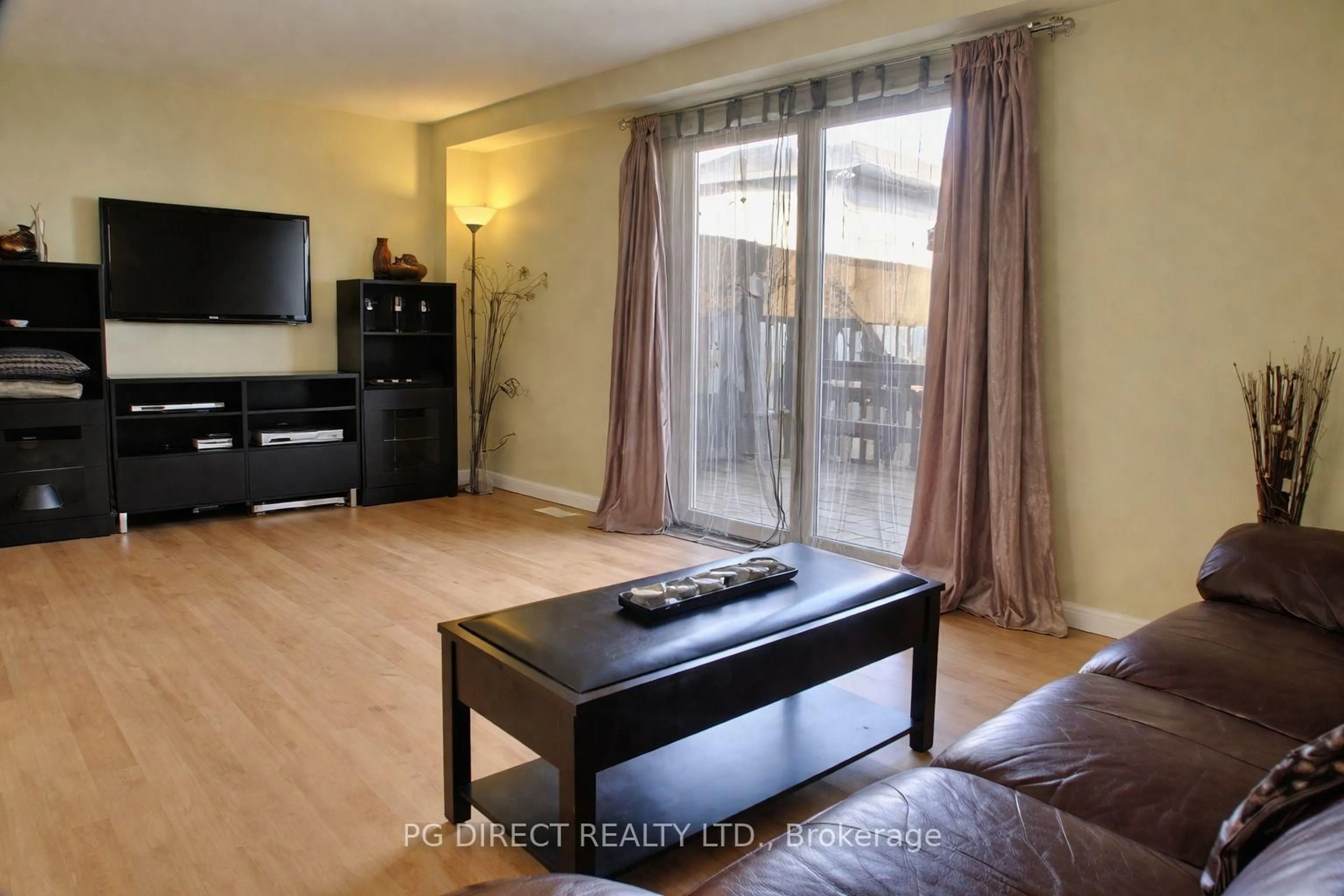 Living room with furniture, wood/laminate floor for 100 Foxglove Cres, Kitchener Ontario N2E 3Y9