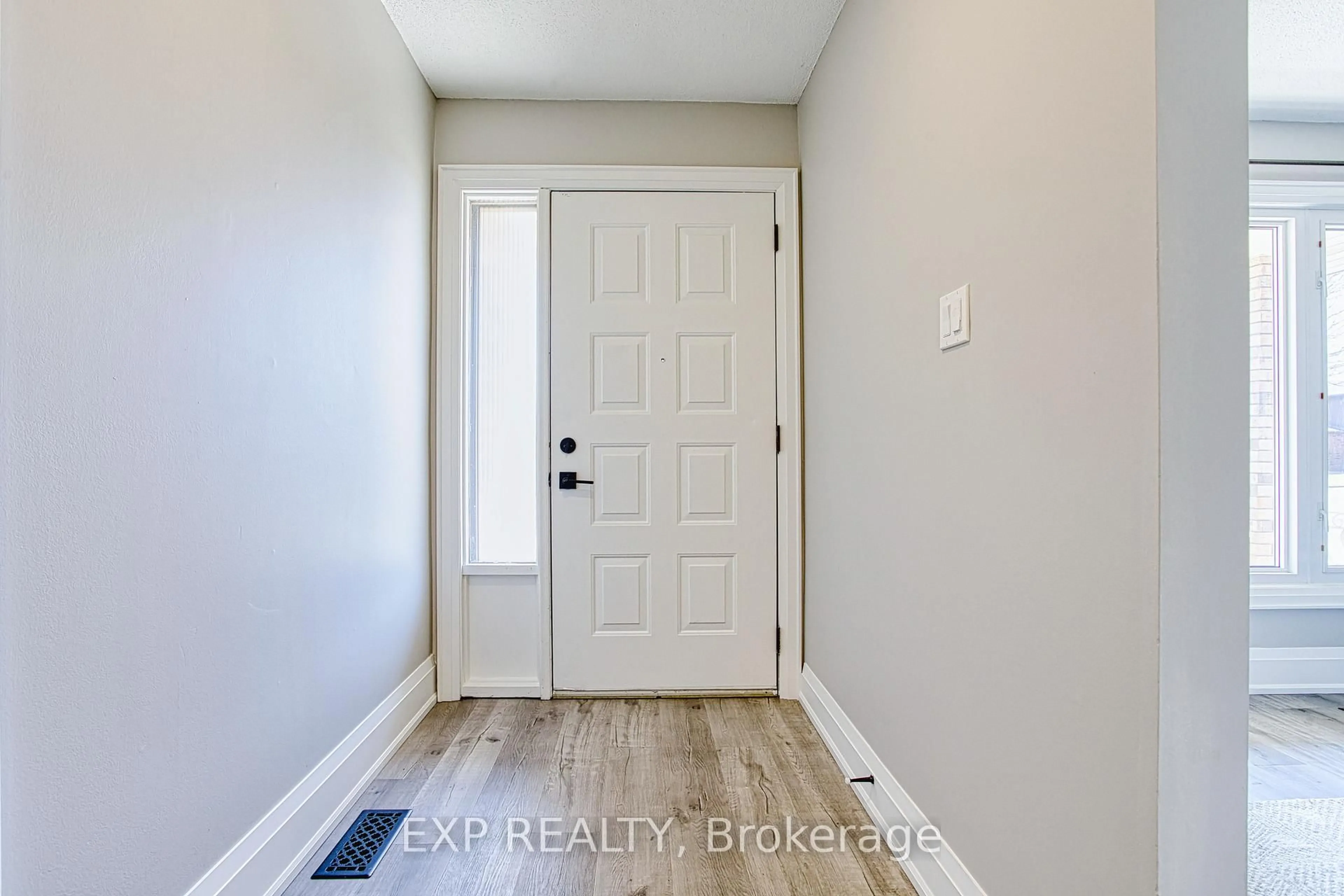 Indoor entryway for 4 Colgate Crt, Hamilton Ontario L9C 6Z6