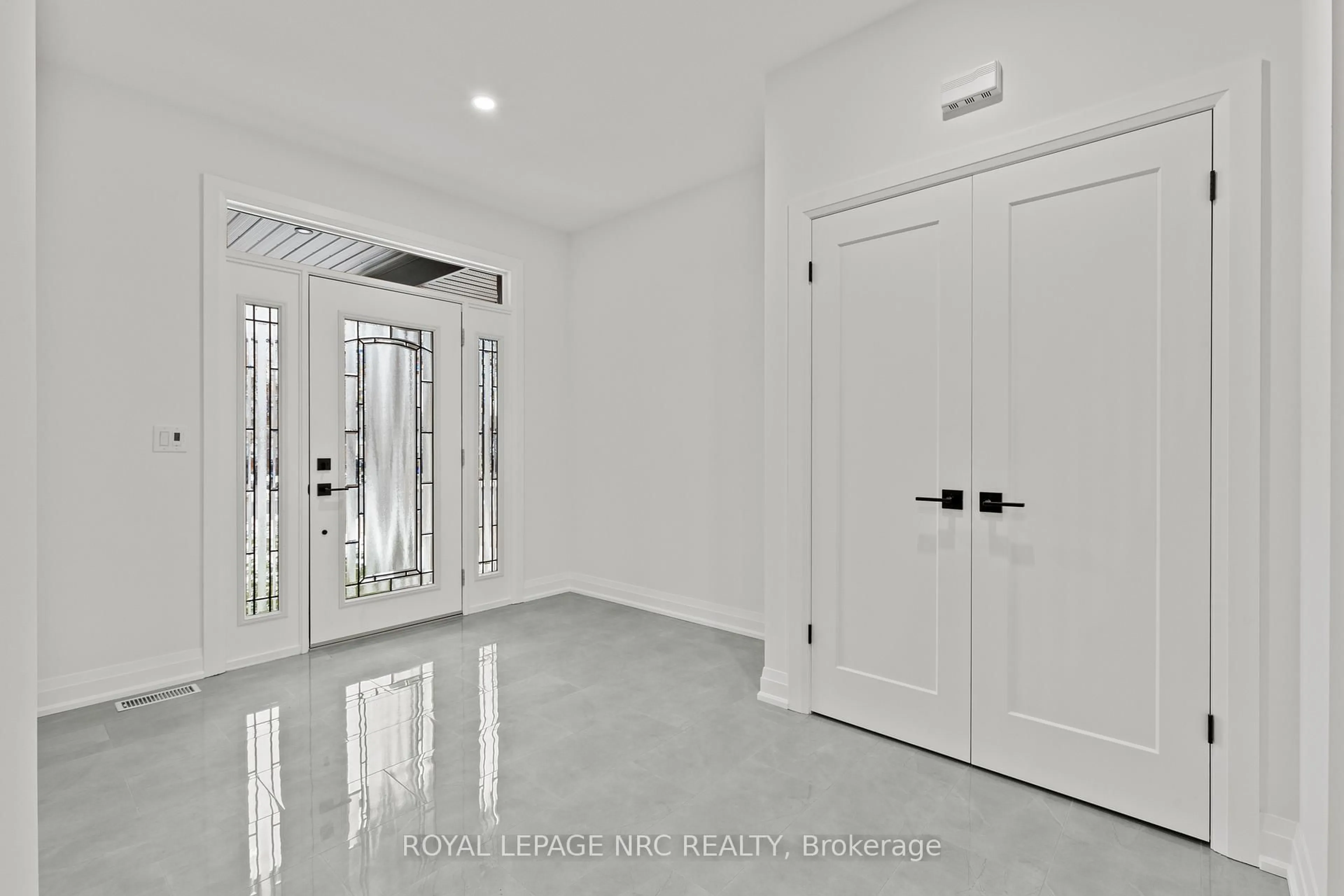 Indoor entryway for 4705 Lee Ave, Niagara Falls Ontario L2H 1M7