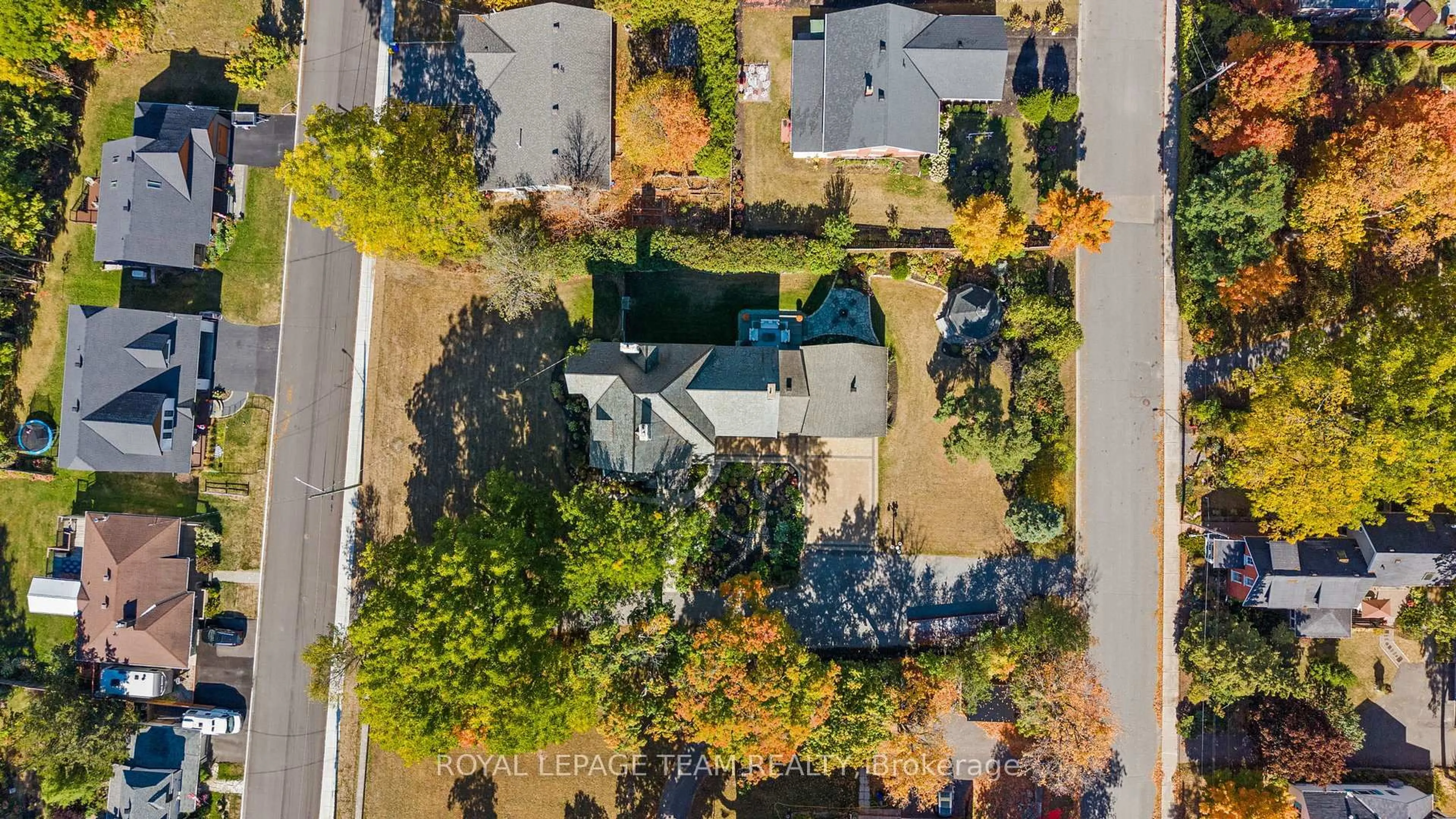 A pic from outside/outdoor area/front of a property/back of a property/a pic from drone, street for 161 Union St, Almonte Ontario K0A 1A0