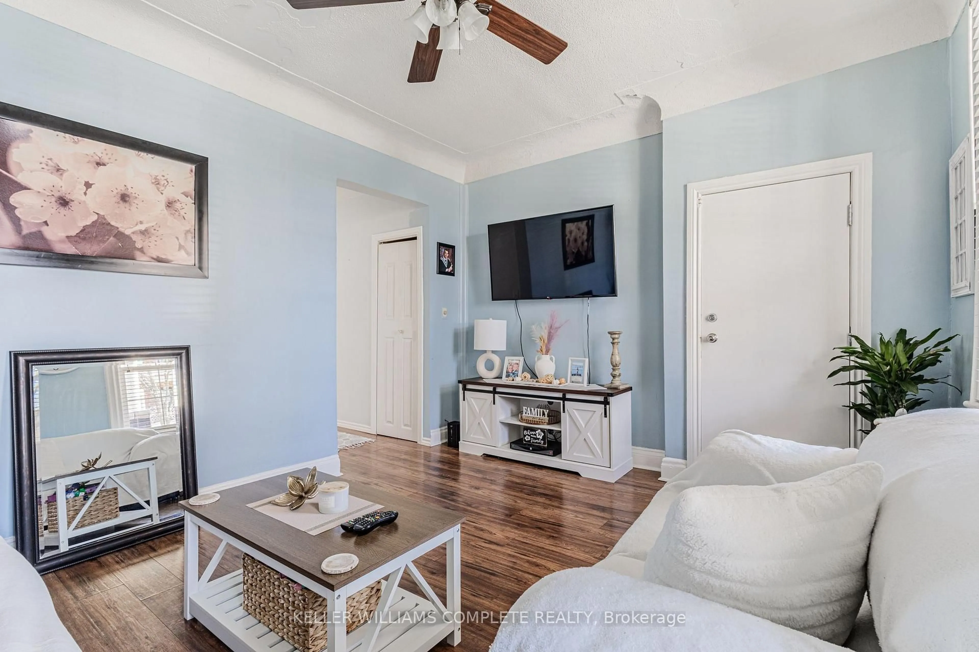 Living room with furniture, wood/laminate floor for 174 Rosslyn Ave, Hamilton Ontario L8L 7P7