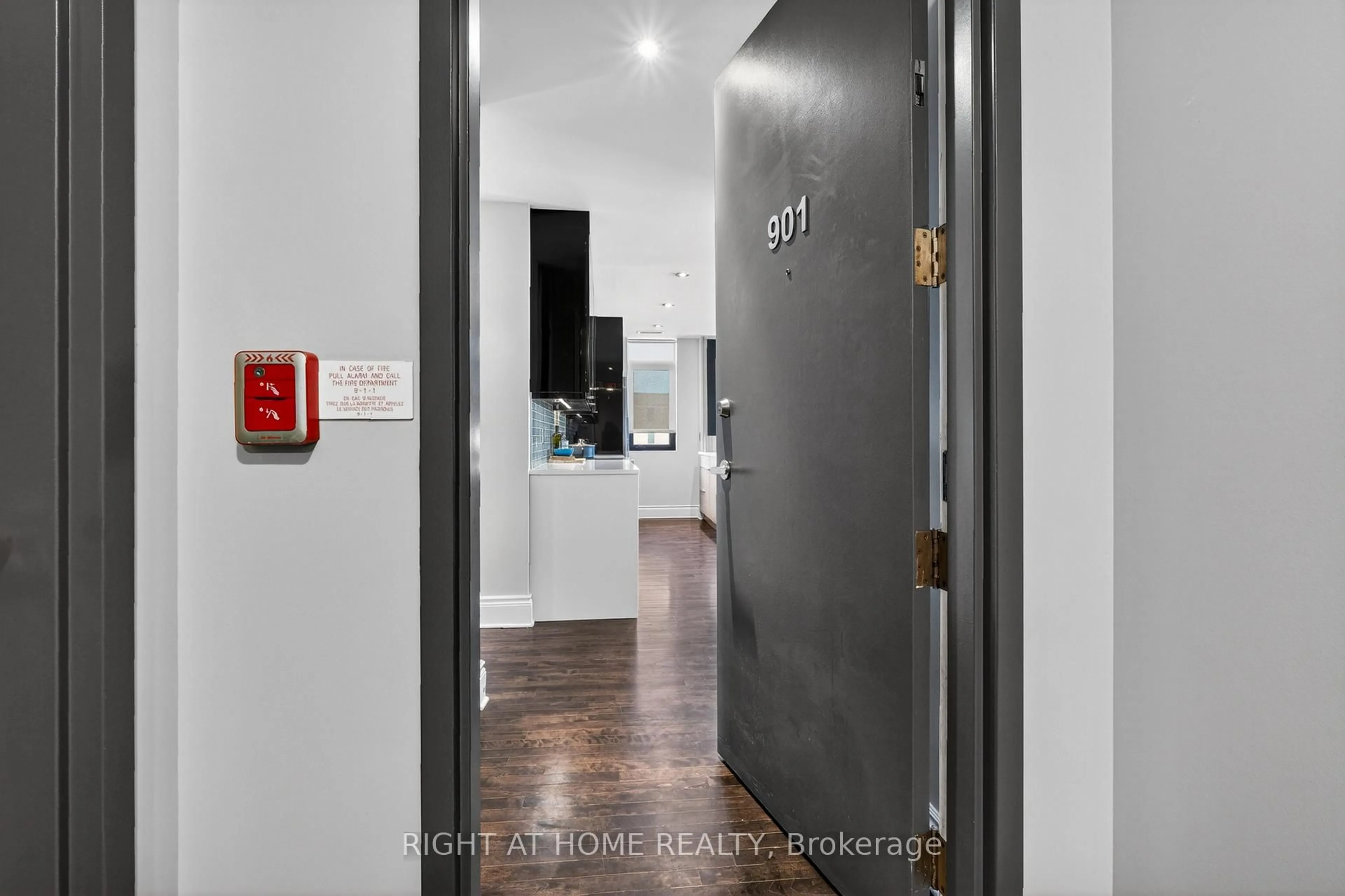 Indoor entryway for 374 Cooper St #901, Ottawa Ontario K2P 2P4