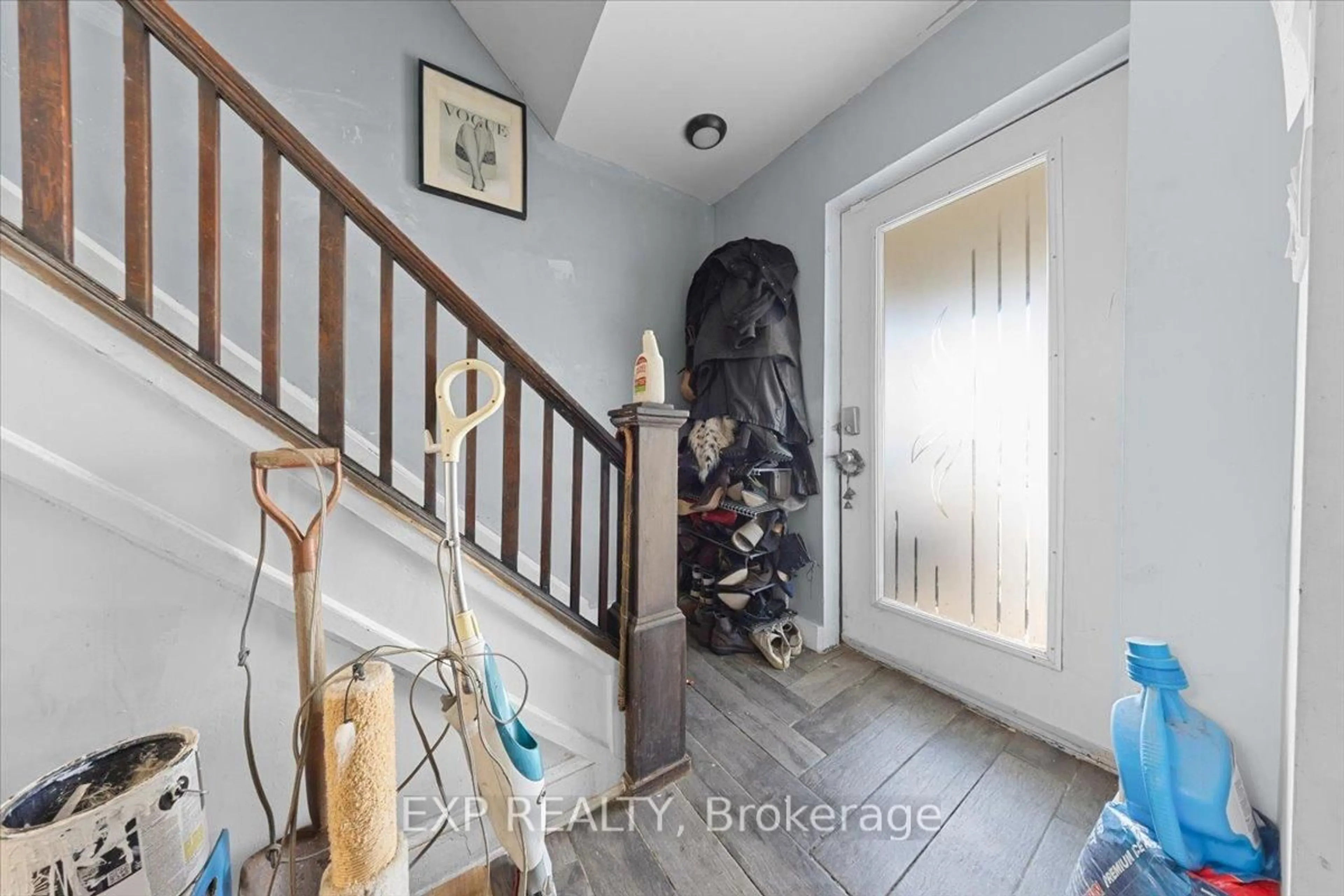 Indoor entryway for 297 Cyr Ave, Ottawa Ontario K1L 7N6