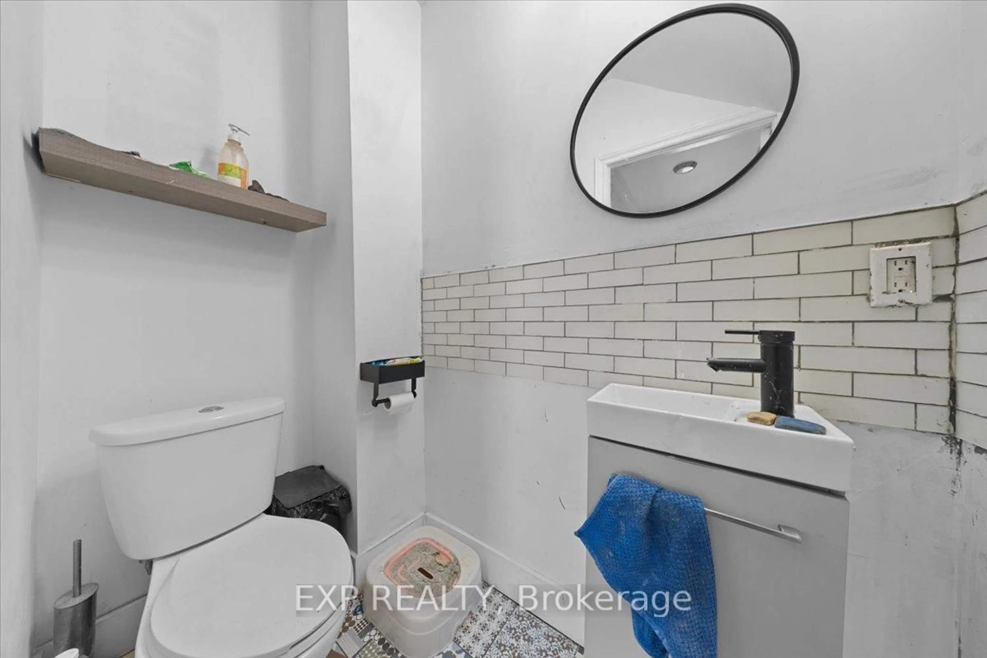 Standard bathroom, ceramic/tile floor for 297 Cyr Ave, Ottawa Ontario K1L 7N6
