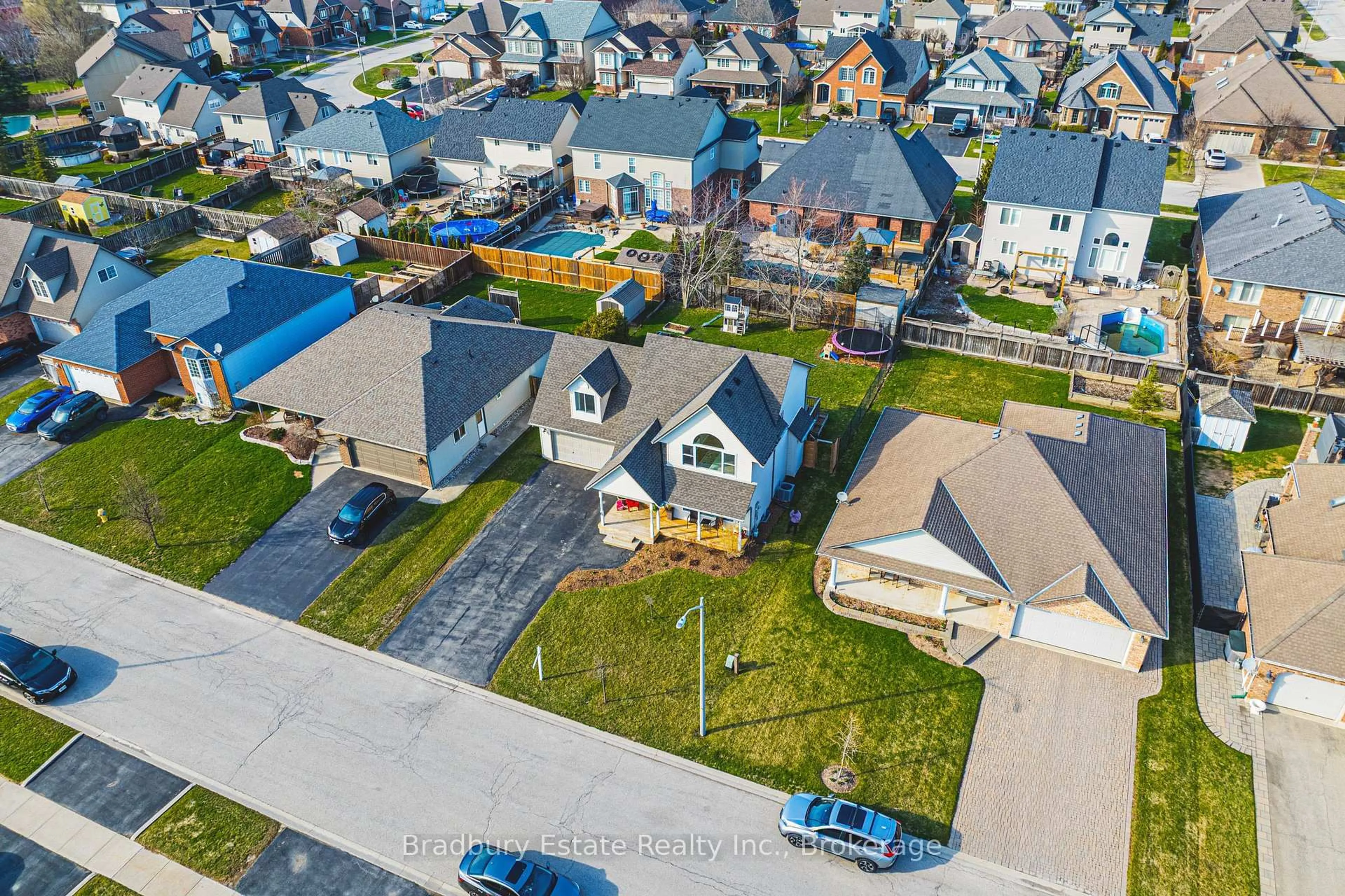 A pic from outside/outdoor area/front of a property/back of a property/a pic from drone, street for 6 Las Rd, West Lincoln Ontario L0R 2A0