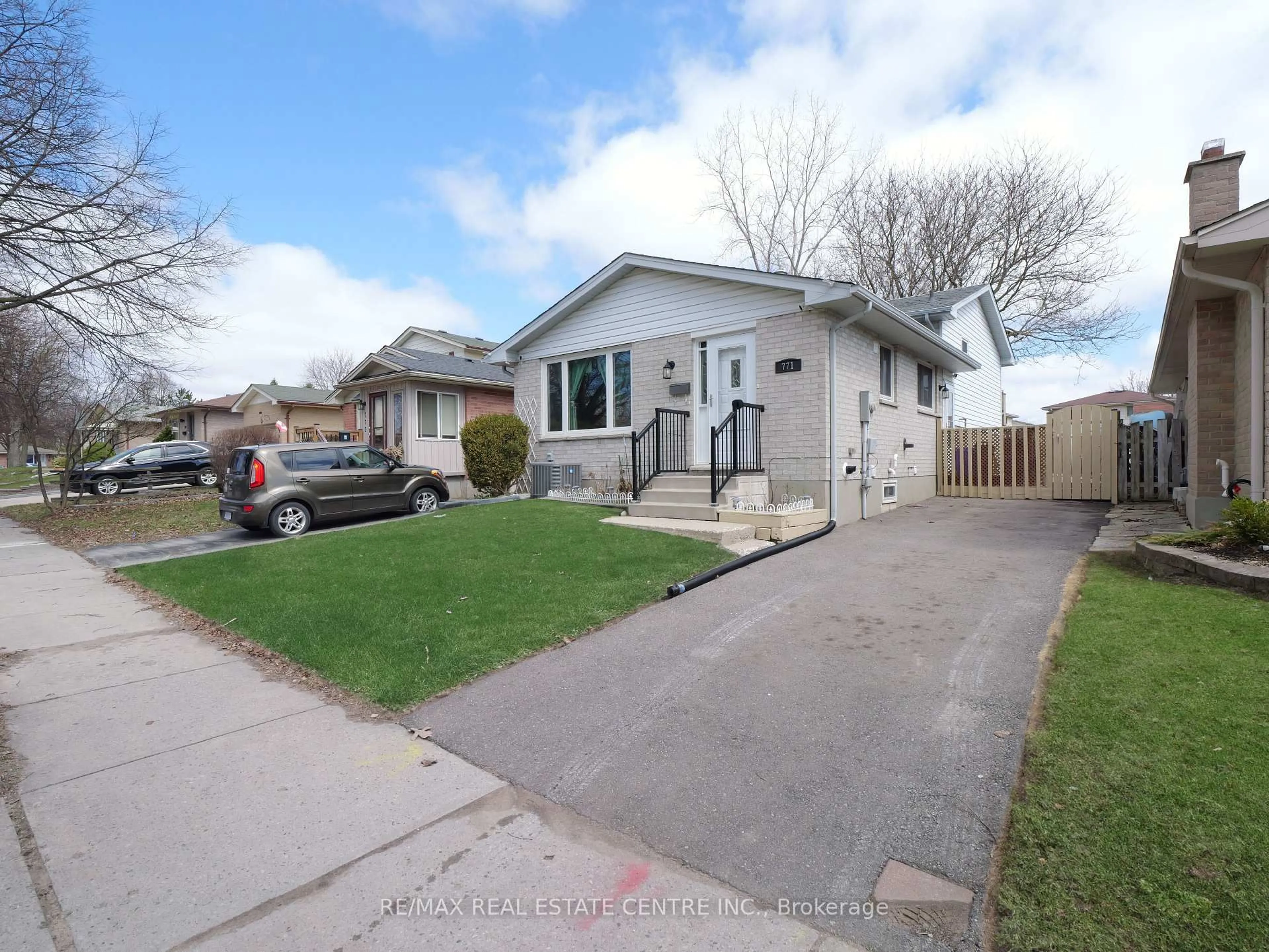 Unknown for 771 Monsarrat Ave, London East Ontario N5Y 4Y3