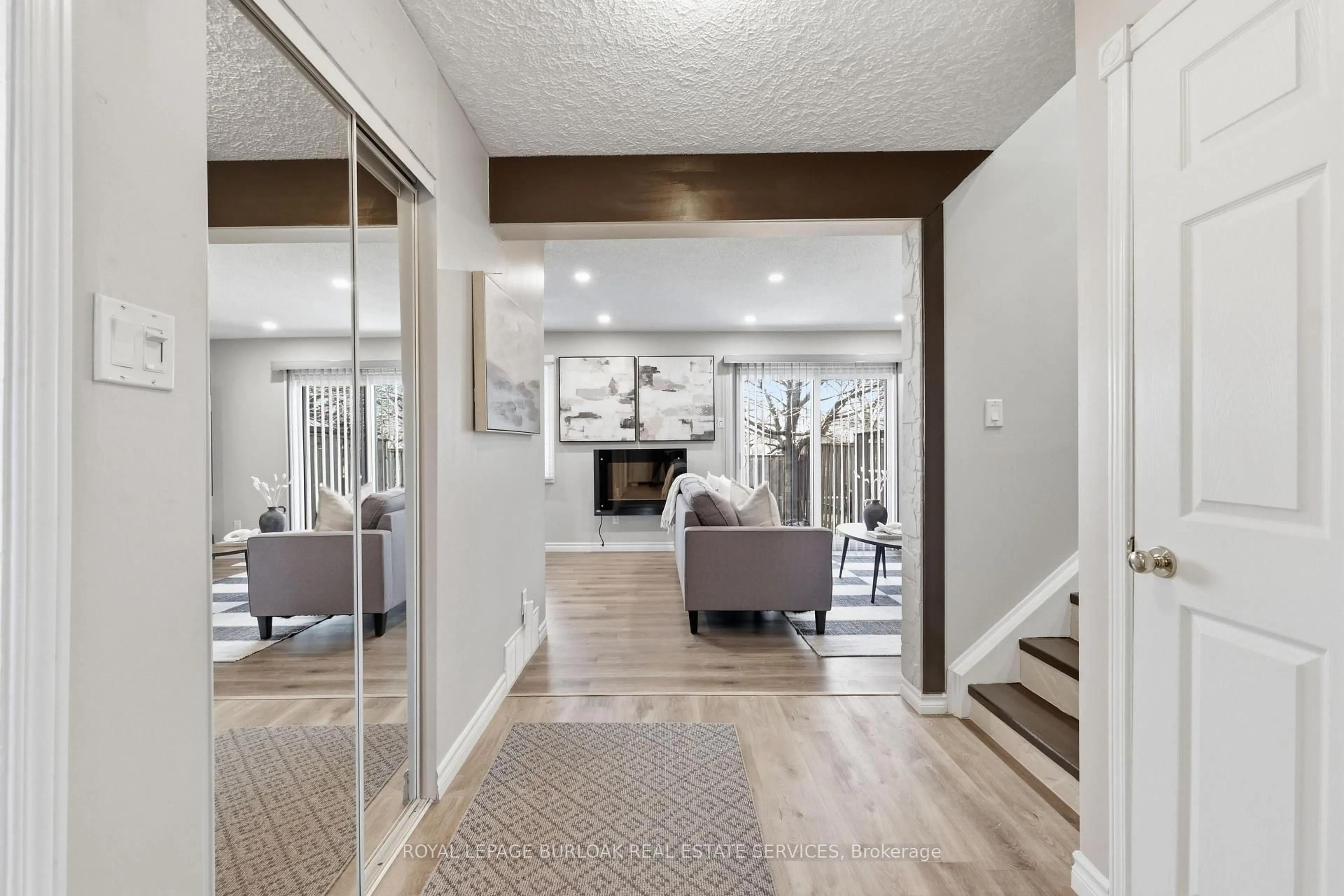 Indoor entryway for 11 Queenslea Dr #154, Hamilton Ontario L8W 1T7