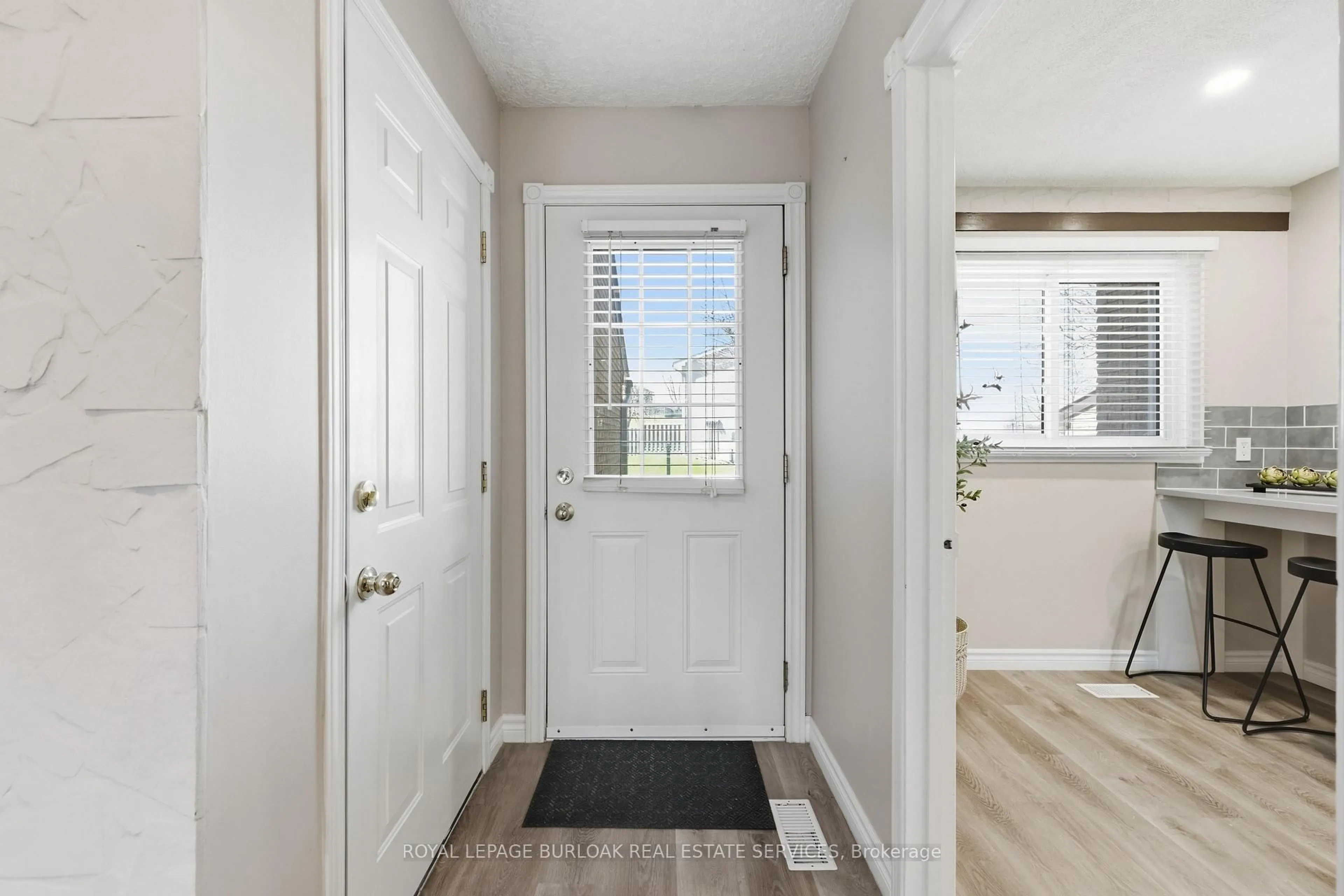 Indoor entryway for 11 Queenslea Dr #154, Hamilton Ontario L8W 1T7