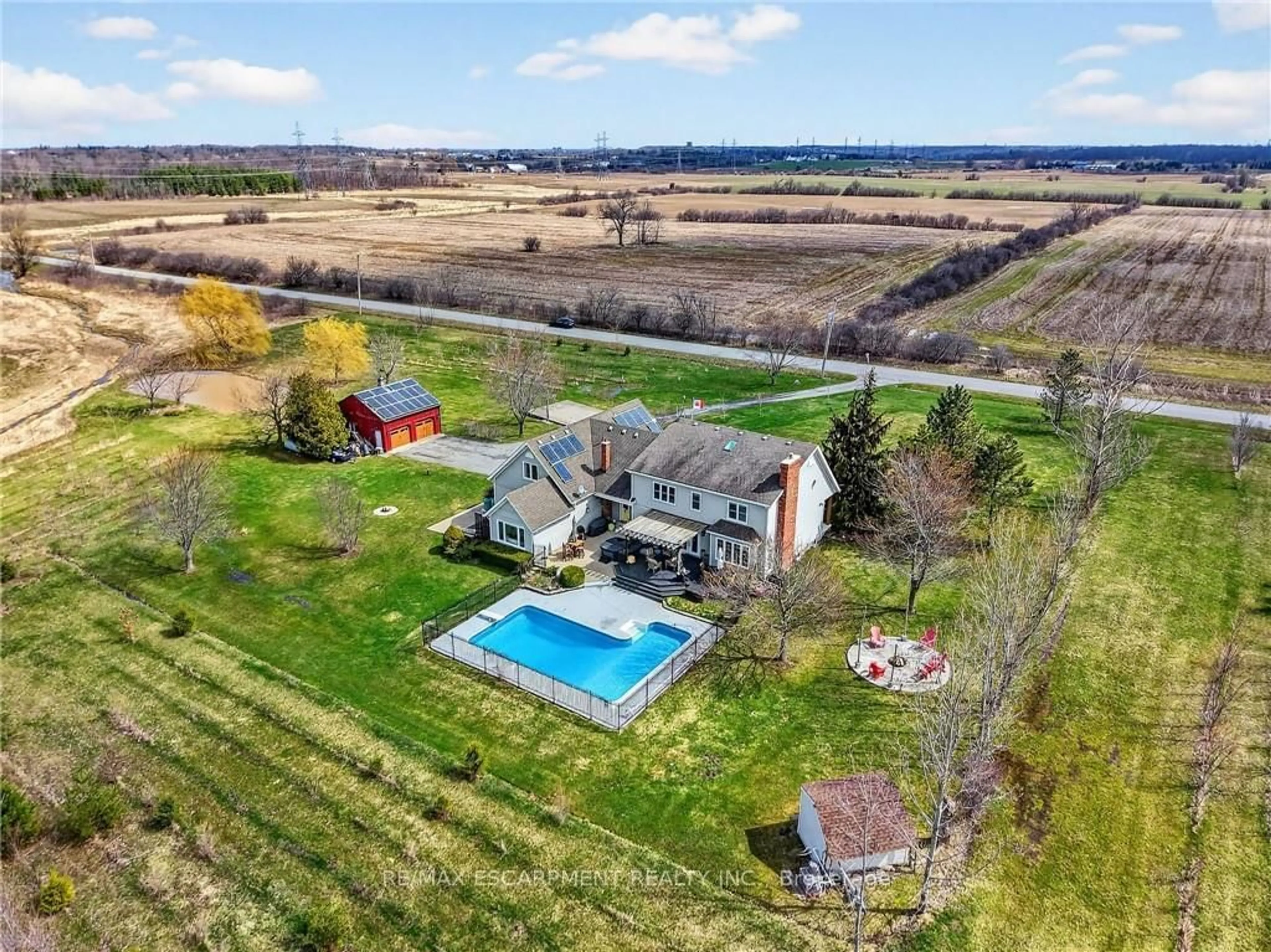A pic from outside/outdoor area/front of a property/back of a property/a pic from drone, water/lake/river/ocean view for 2330 Centre St, Pelham Ontario L0S 1M0