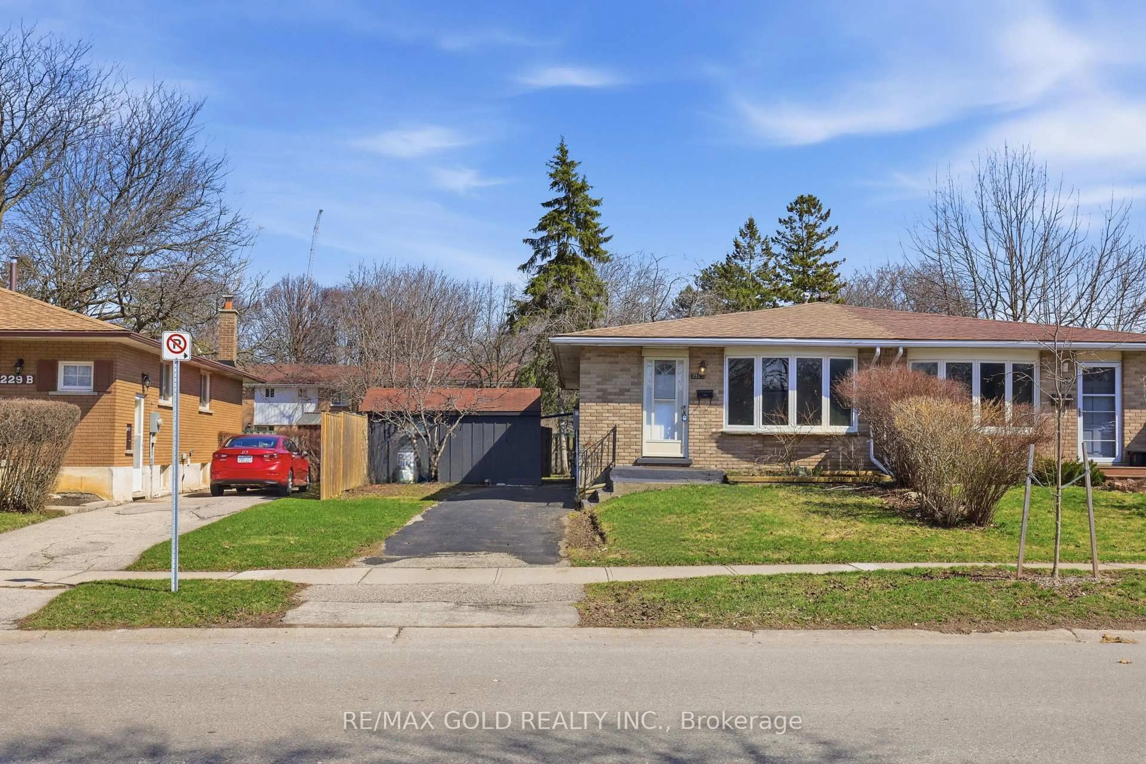 A pic from outside/outdoor area/front of a property/back of a property/a pic from drone, street for 231A Cedarbrae Ave, Waterloo Ontario N2L 4S6