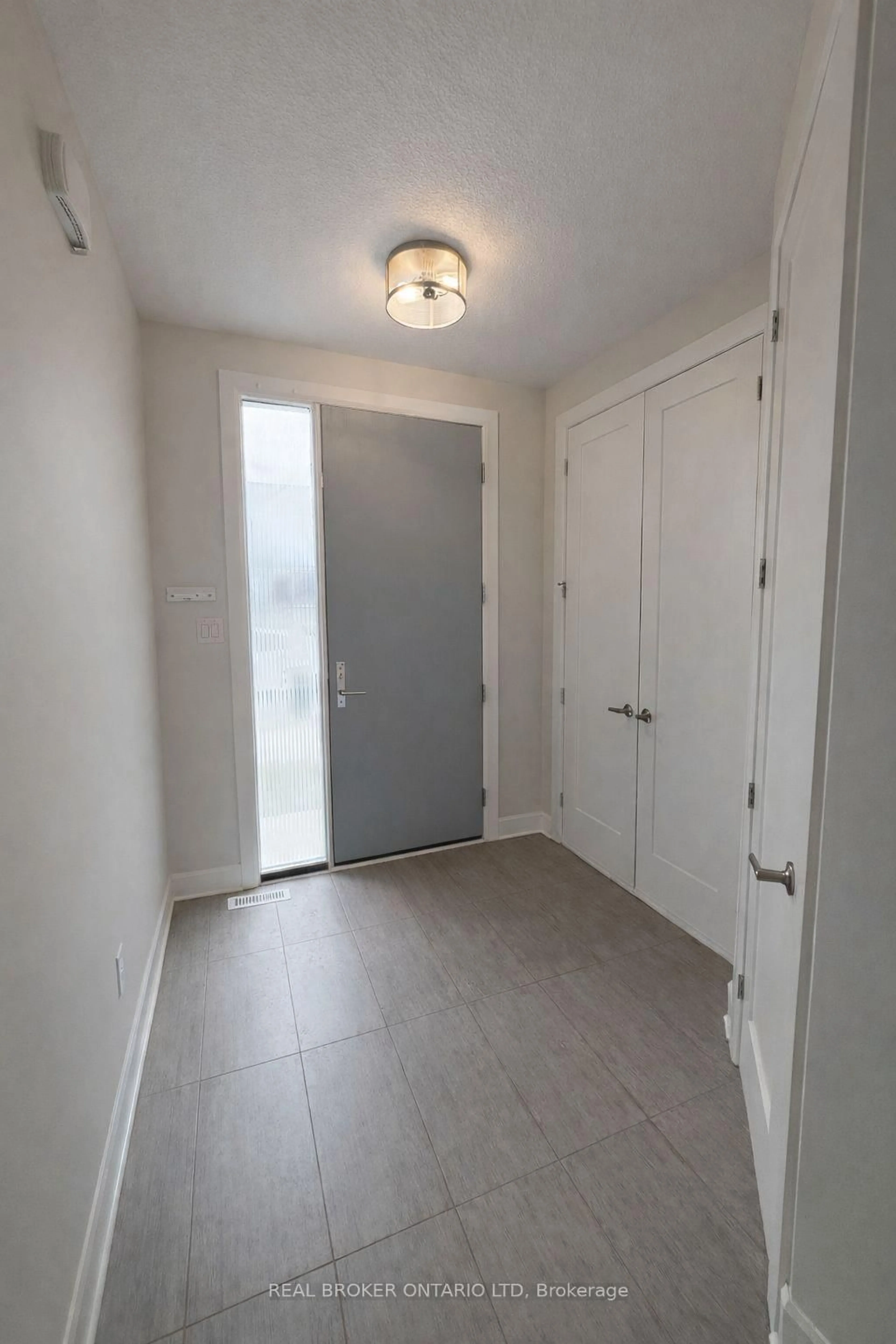 Indoor entryway for 499 Sophia Cres #32, London North Ontario N6G 0X9