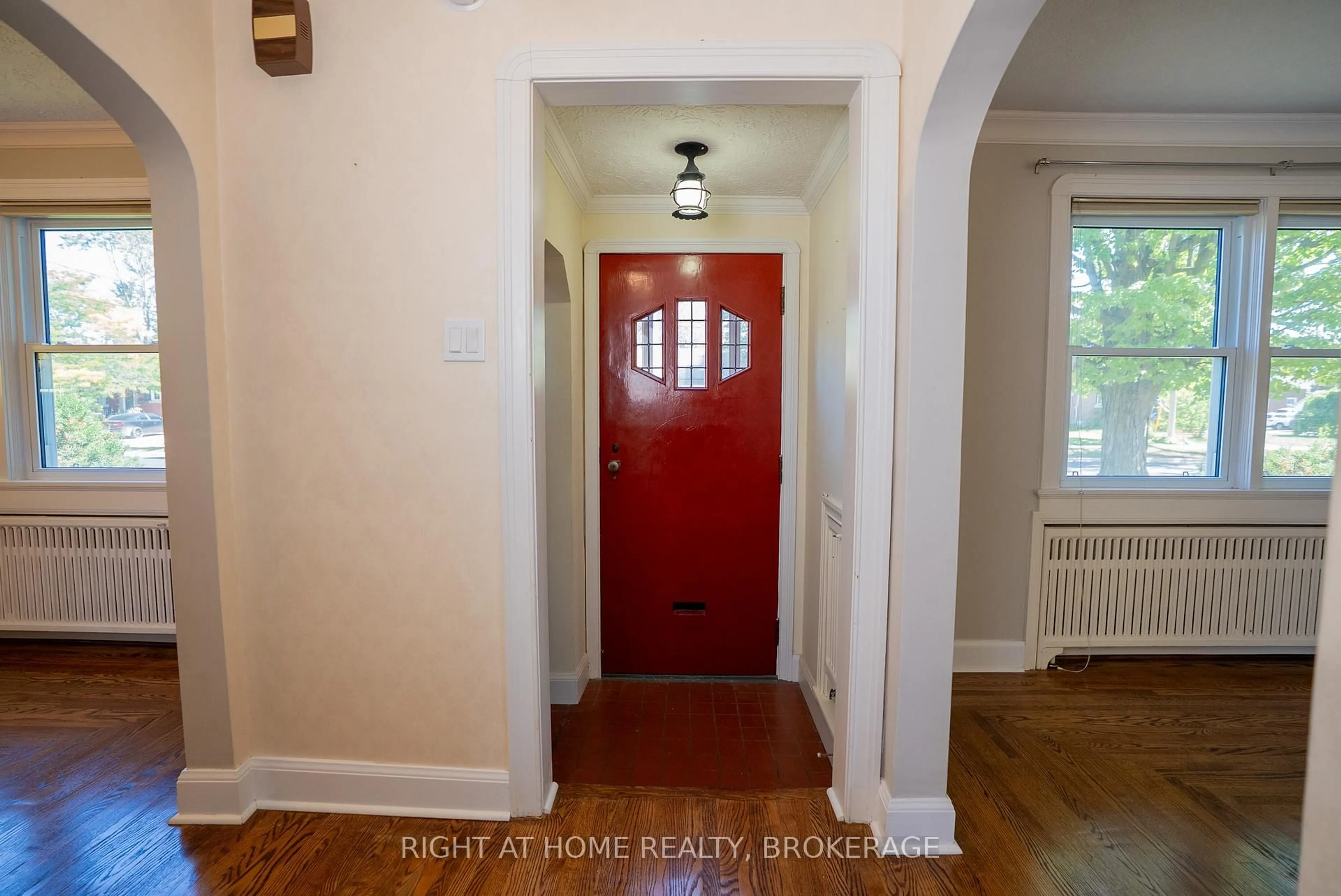 Indoor entryway for 57 Edgar St, Welland Ontario L3C 1S6