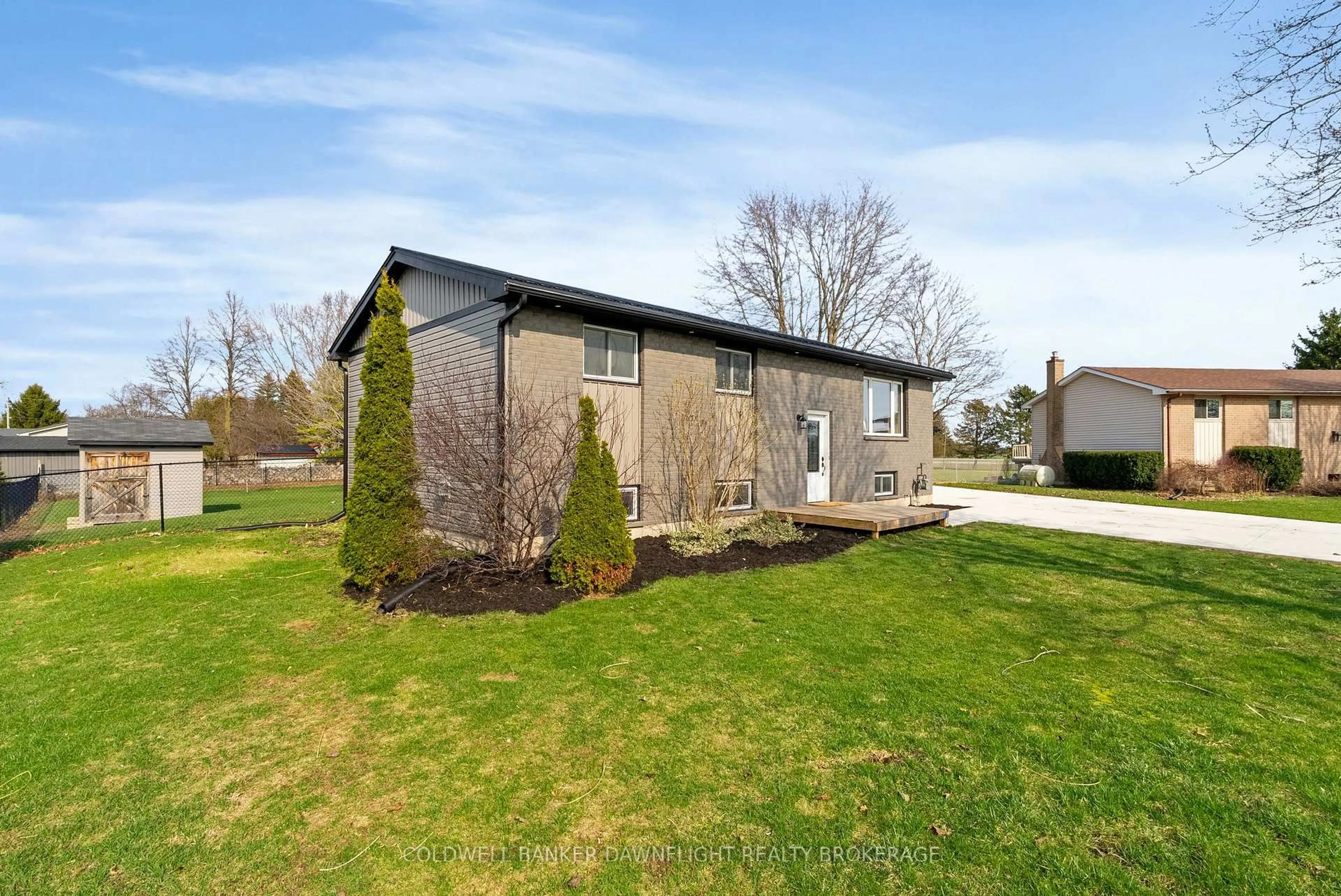 Unknown for 17 Hawthorn Cres, North Middlesex Ontario N0M 1A0