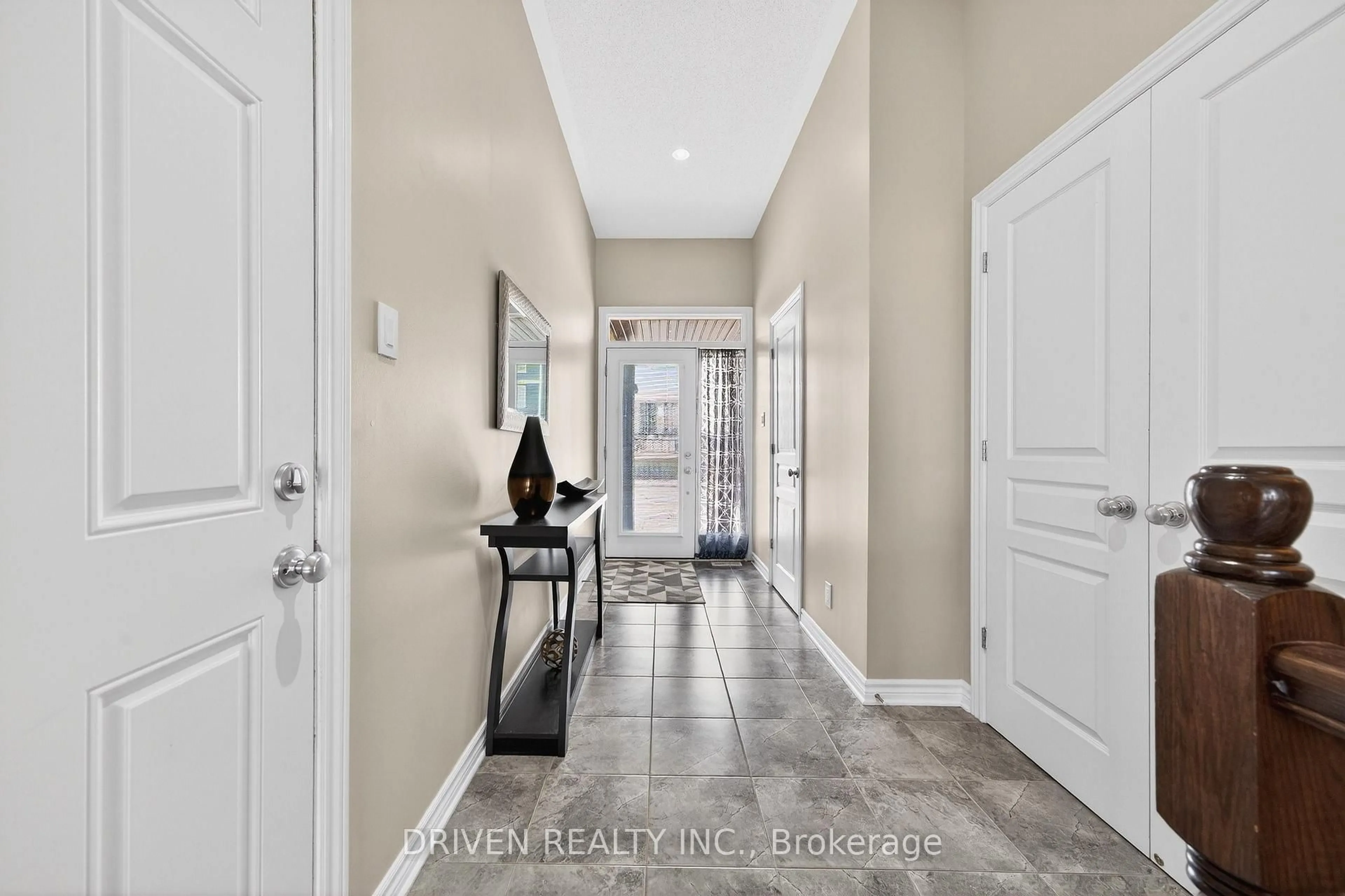 Indoor entryway for 399 Livery St, Stittsville Ontario K2V 0B5